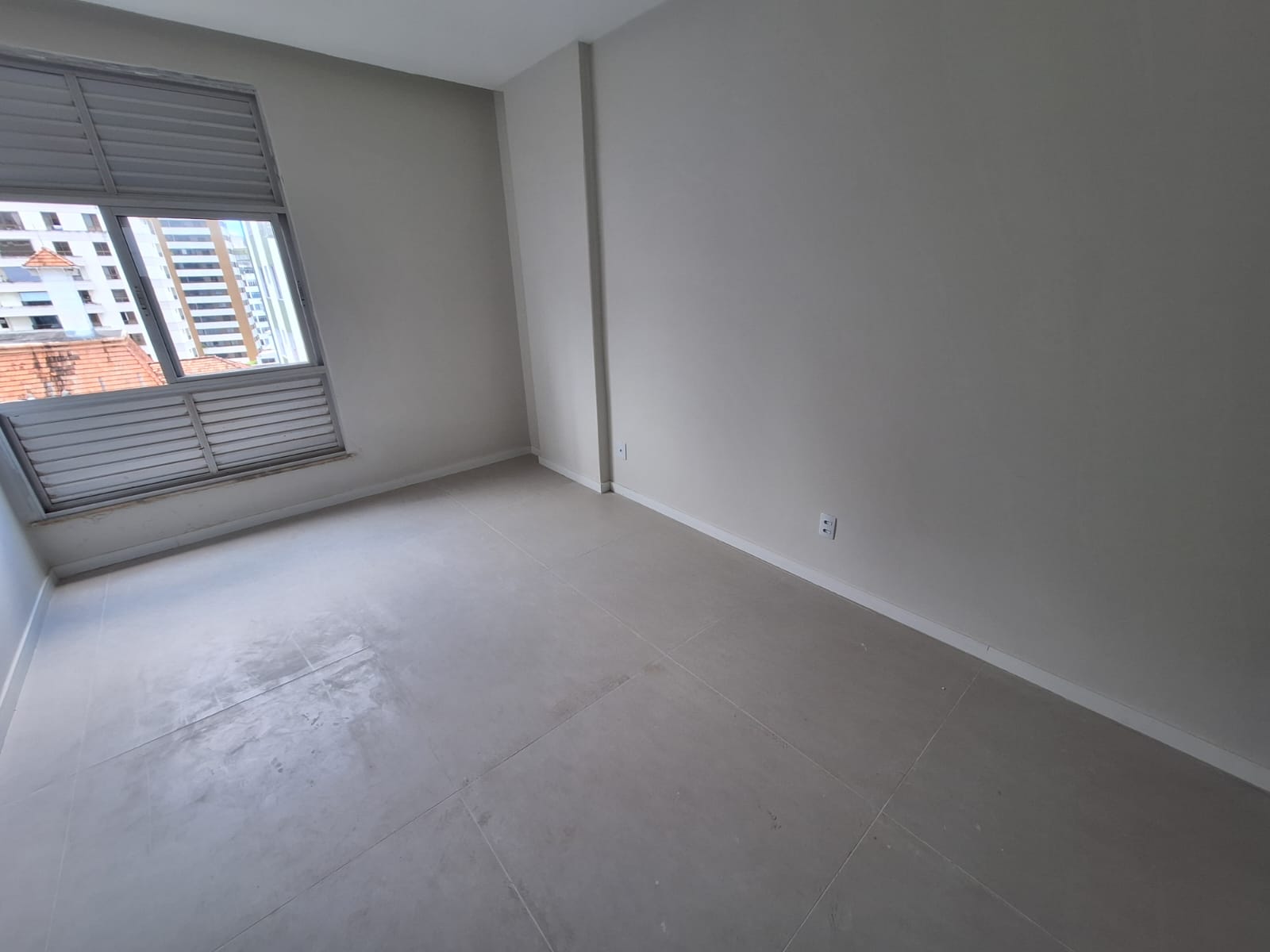 APARTAMENTO 2 QUARTOS SU&Iacute;TE VARANDA DEPEND&Ecirc;NCIA NASCENTE GARAGEM ELEVADOR PORTARIA 24h Rua da Graça Salvador - 