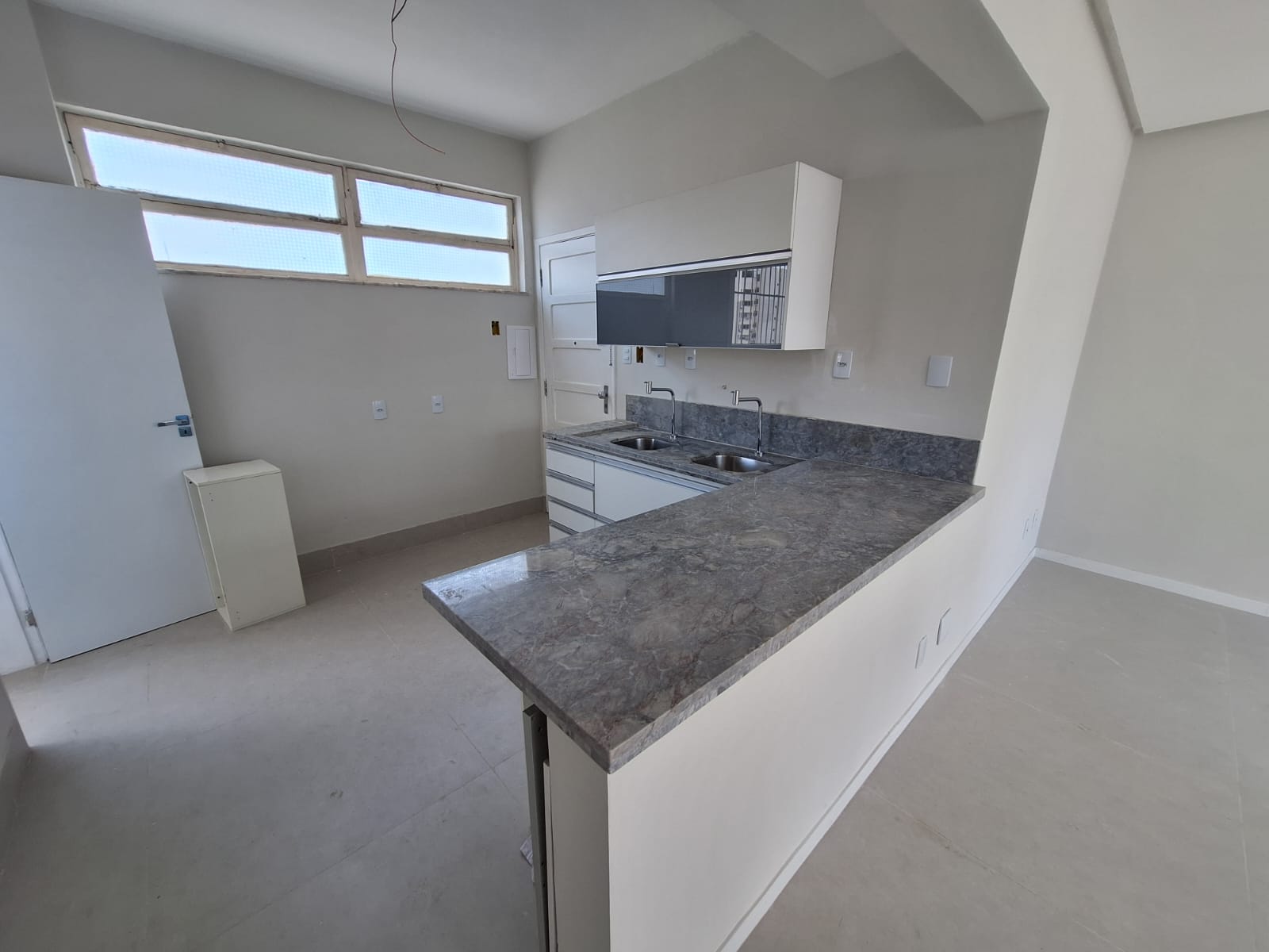 APARTAMENTO 2 QUARTOS SU&Iacute;TE VARANDA DEPEND&Ecirc;NCIA NASCENTE GARAGEM ELEVADOR PORTARIA 24h Rua da Graça Salvador - 