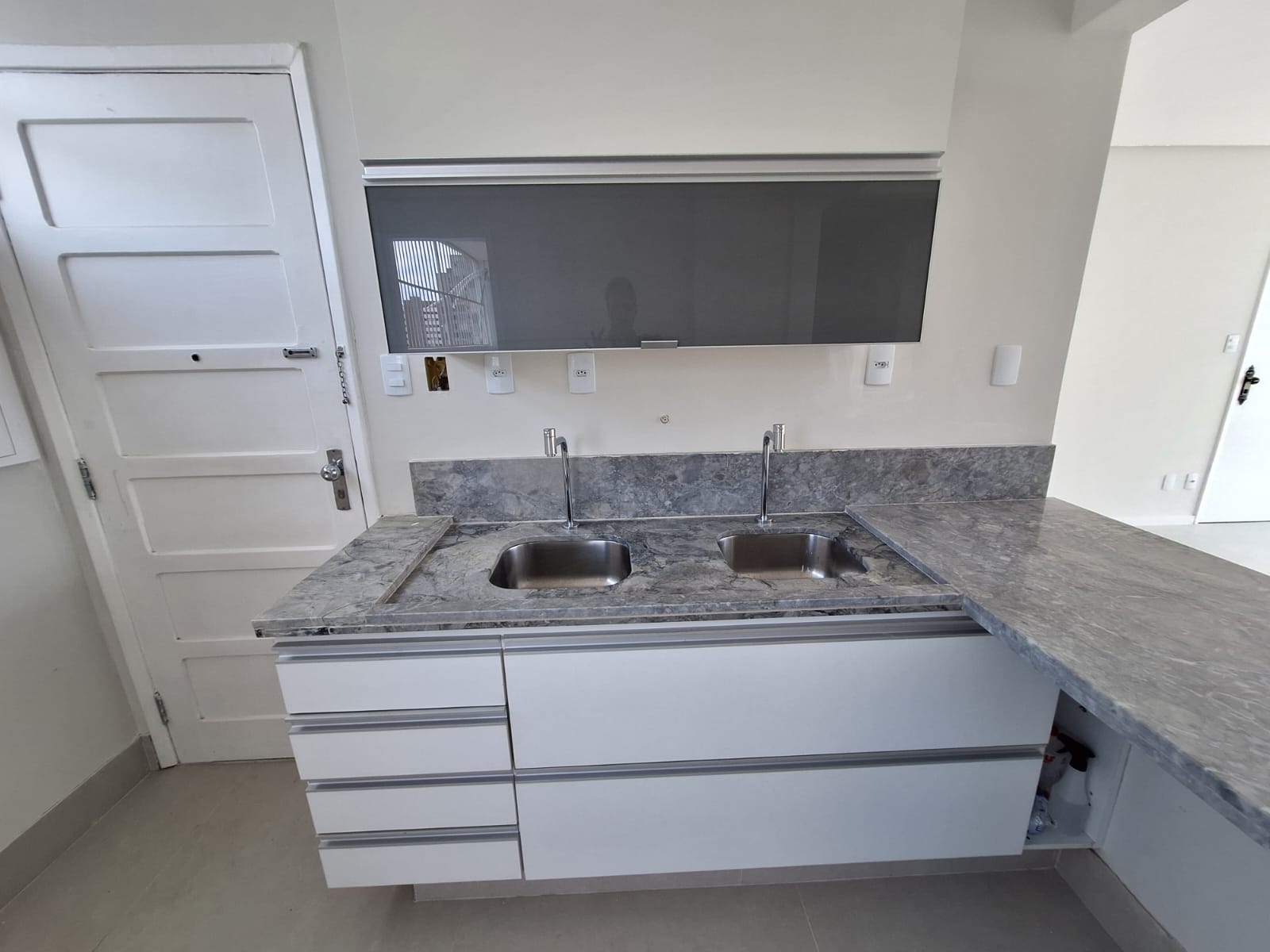 APARTAMENTO 2 QUARTOS SU&Iacute;TE VARANDA DEPEND&Ecirc;NCIA NASCENTE GARAGEM ELEVADOR PORTARIA 24h Rua da Graça Salvador - 