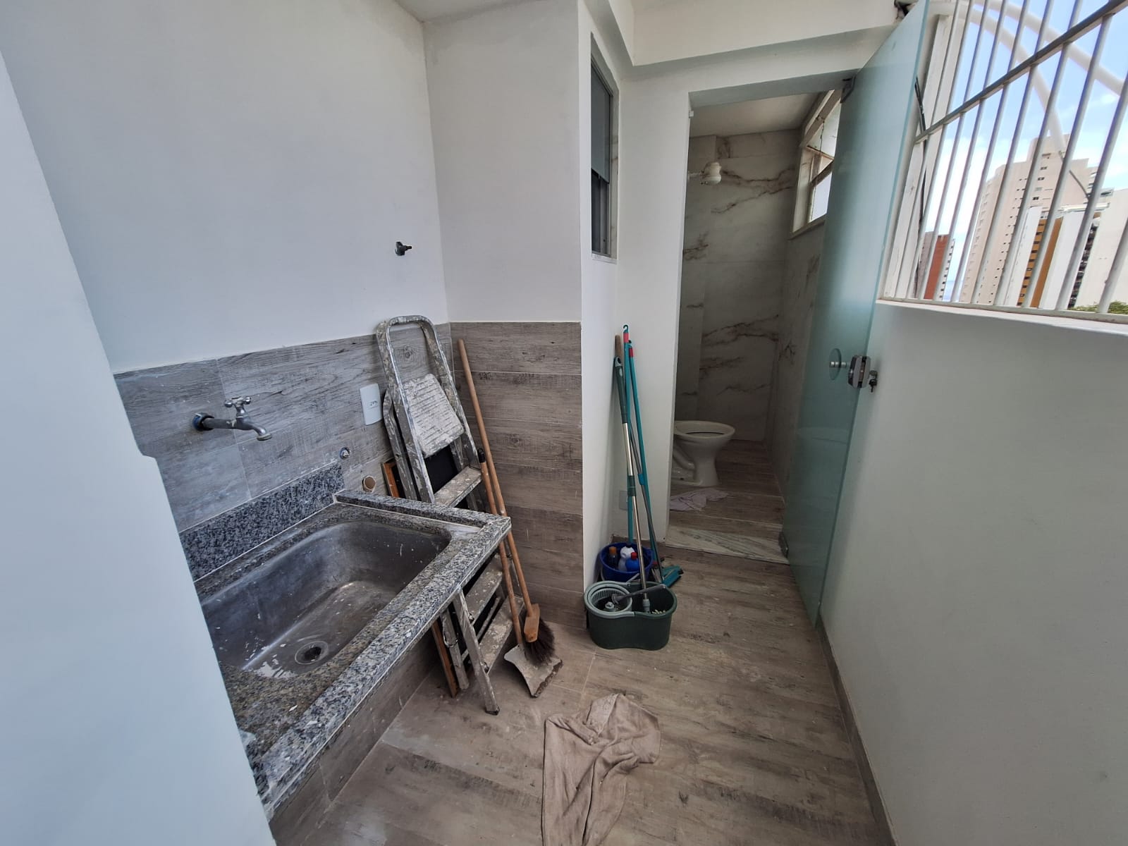 APARTAMENTO 2 QUARTOS SU&Iacute;TE VARANDA DEPEND&Ecirc;NCIA NASCENTE GARAGEM ELEVADOR PORTARIA 24h Rua da Graça Salvador - 