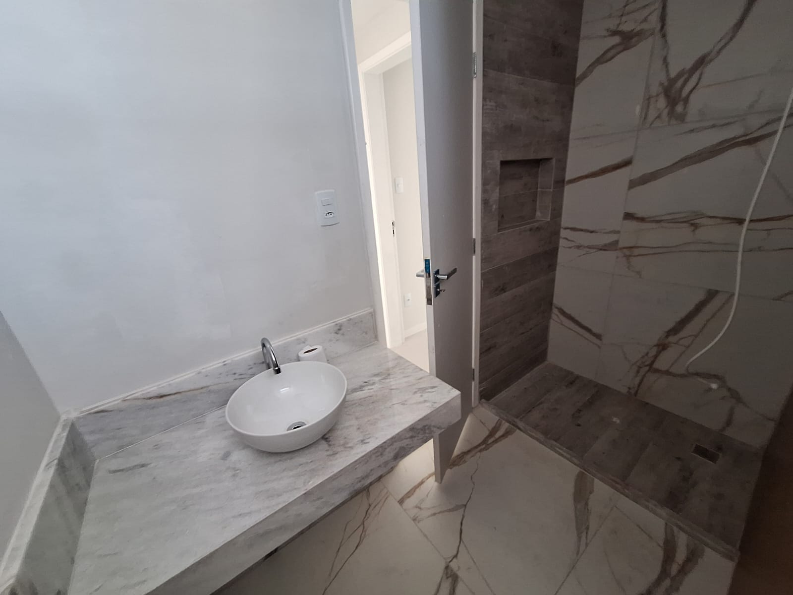 APARTAMENTO 2 QUARTOS SU&Iacute;TE VARANDA DEPEND&Ecirc;NCIA NASCENTE GARAGEM ELEVADOR PORTARIA 24h Rua da Graça Salvador - 