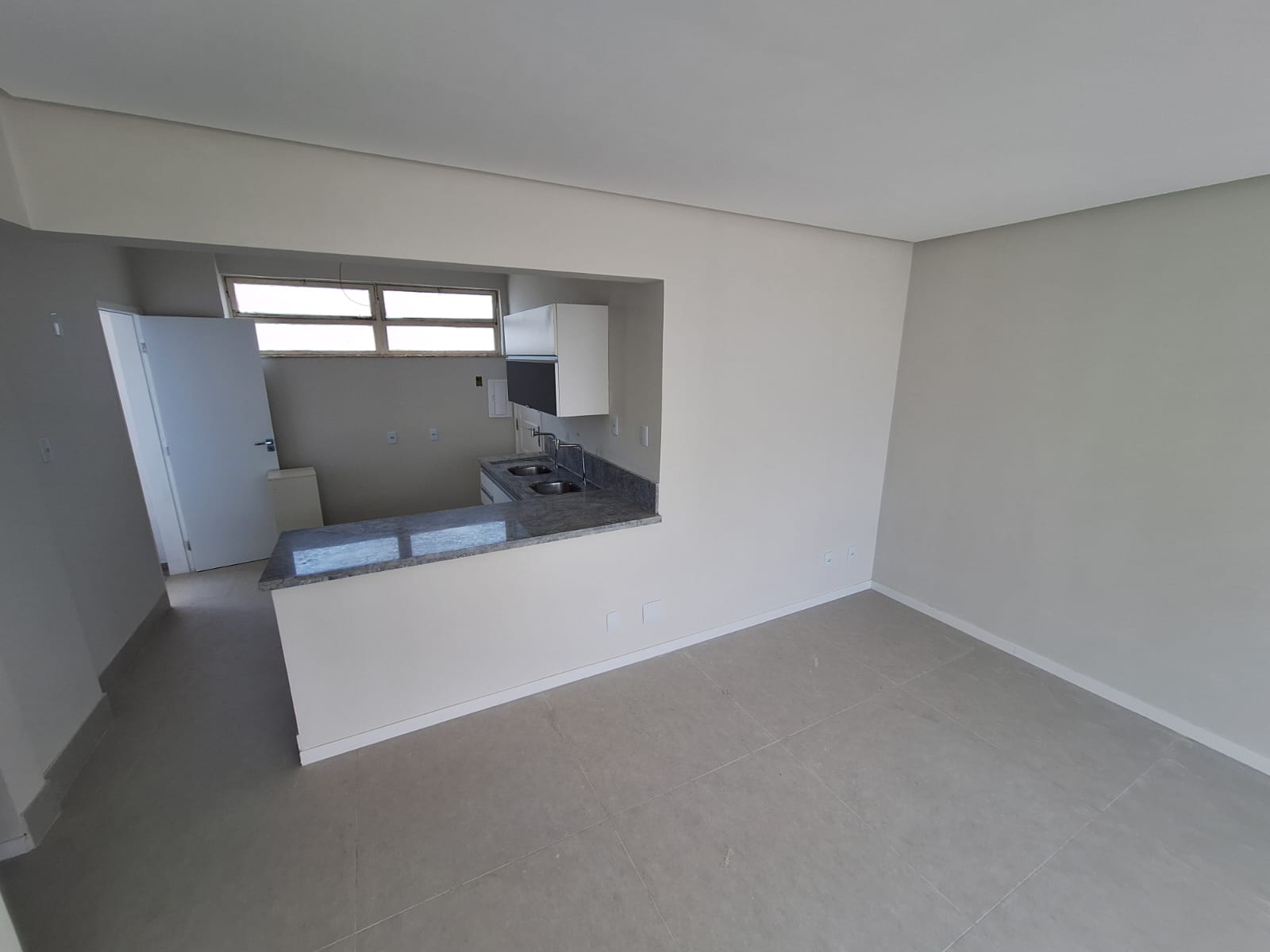 APARTAMENTO 2 QUARTOS SU&Iacute;TE VARANDA DEPEND&Ecirc;NCIA NASCENTE GARAGEM ELEVADOR PORTARIA 24h Rua da Graça Salvador - 