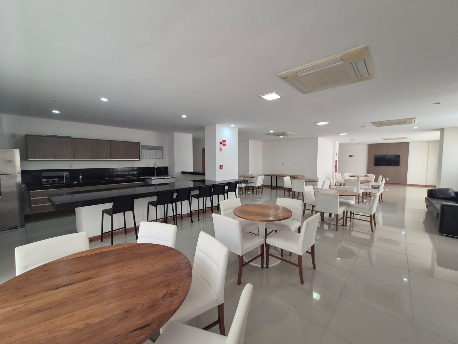 APARTAMENTO 2 QUARTOS SU&Iacute;TES VARANDA DEPEND&Ecirc;NCIA PISCINA ACADEMIA GARAGENS VENDA PATAMARES  Salvador - 