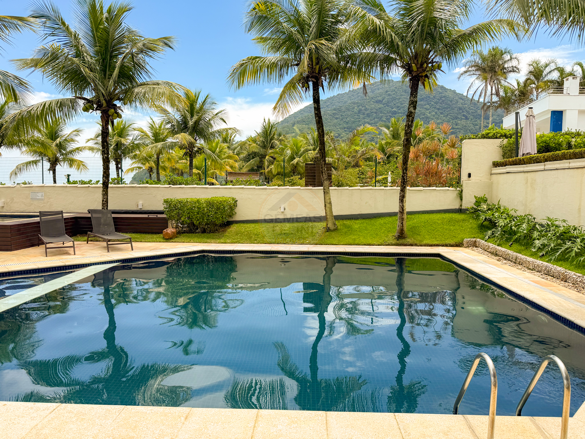 Exclusiva Casa P&eacute; na Areia em Maresias com Condom&iacute;nio Completo - &Agrave; VENDA  São Sebastião - 