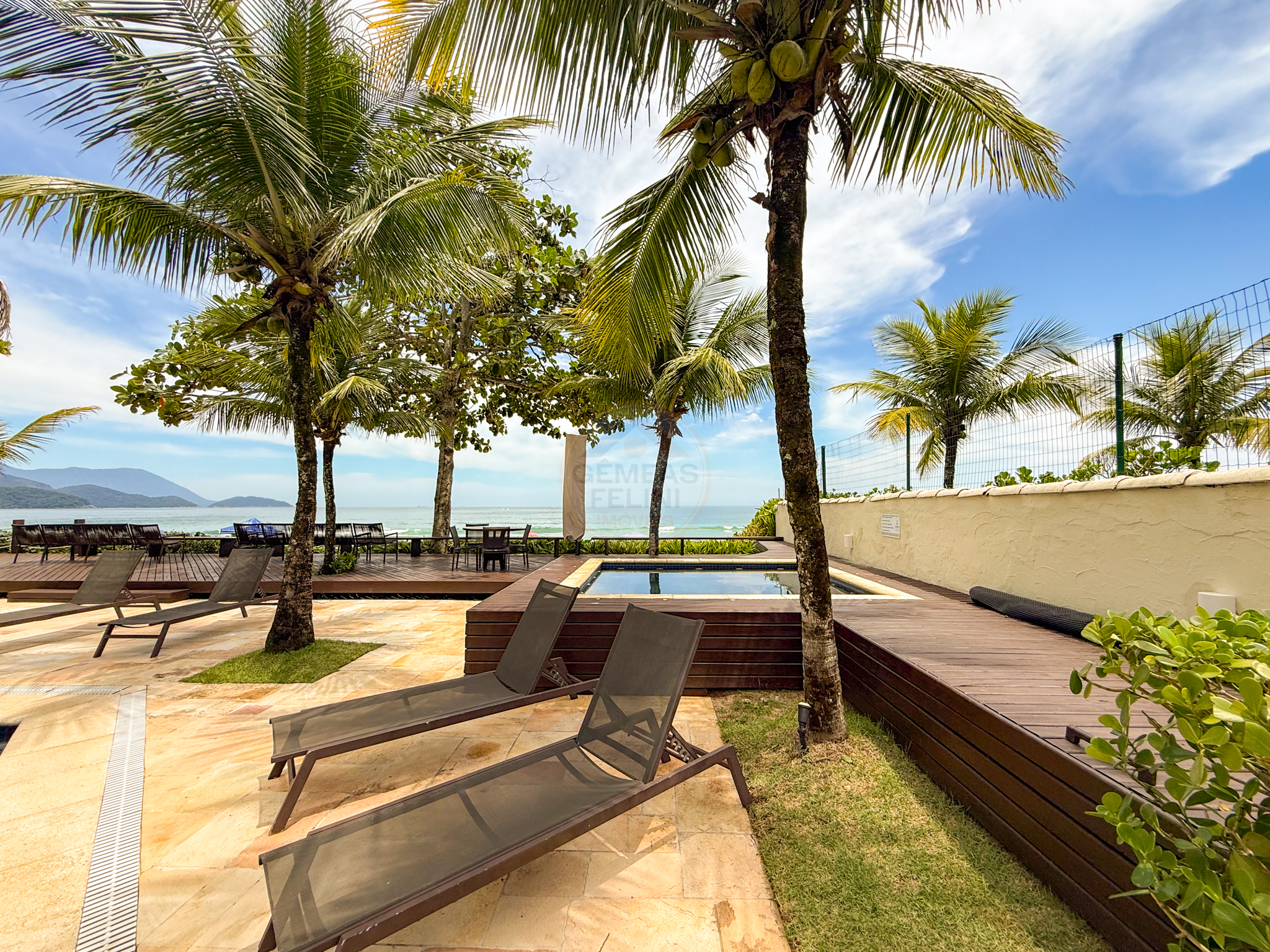 Exclusiva Casa P&eacute; na Areia em Maresias com Condom&iacute;nio Completo - &Agrave; VENDA  São Sebastião - 