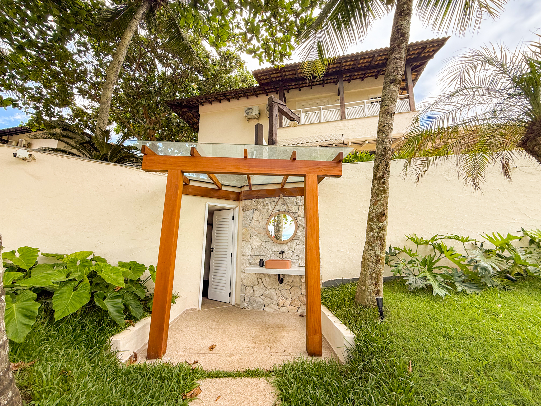 Exclusiva Casa P&eacute; na Areia em Maresias com Condom&iacute;nio Completo - &Agrave; VENDA  São Sebastião - 