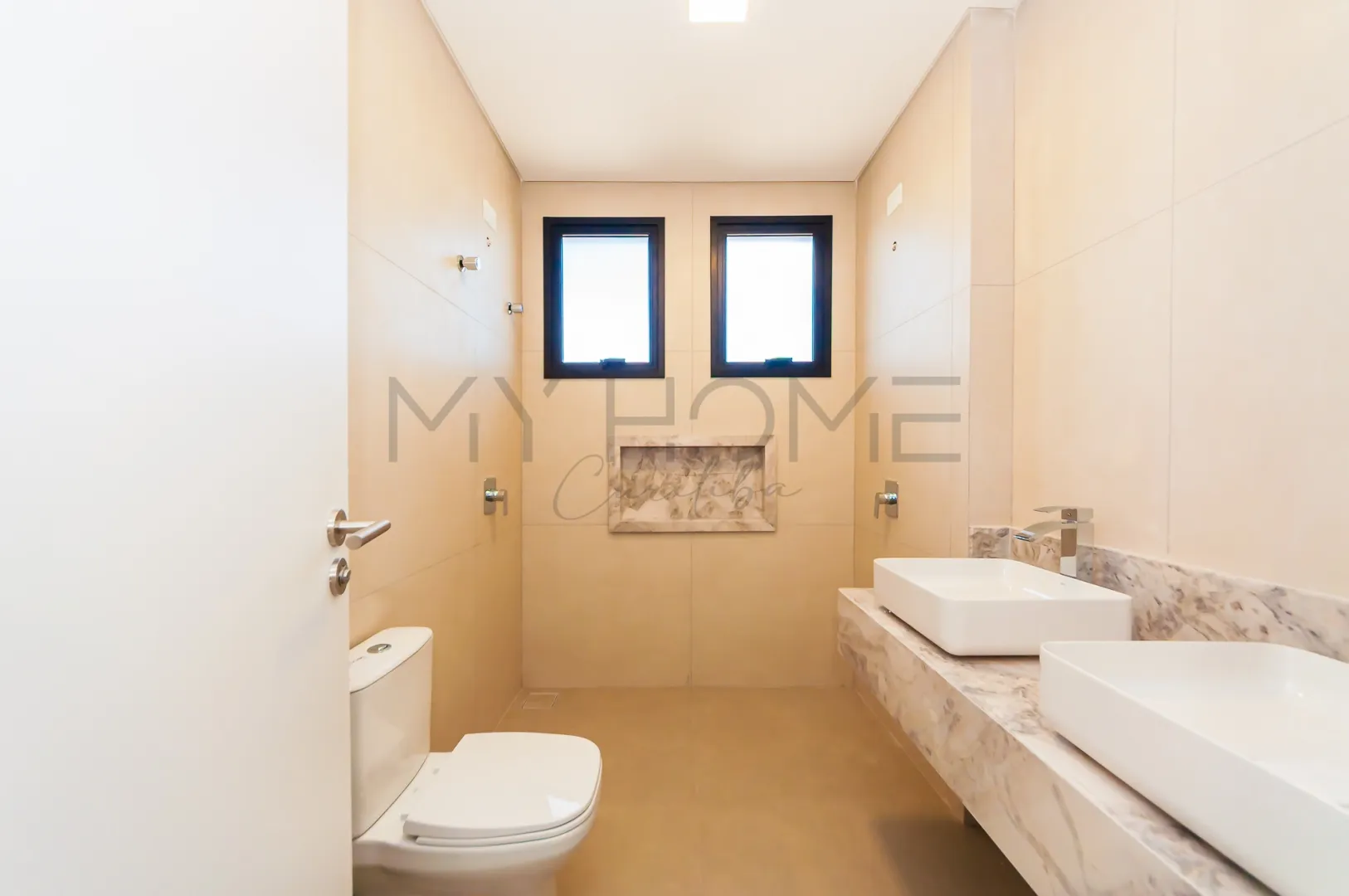TRIPLEX COM 3 QUARTOS NO &Aacute;GUA VERDE, TERRA&Ccedil;O COM INFRA PARA JACUZZI Rua José Kloss Curitiba - 