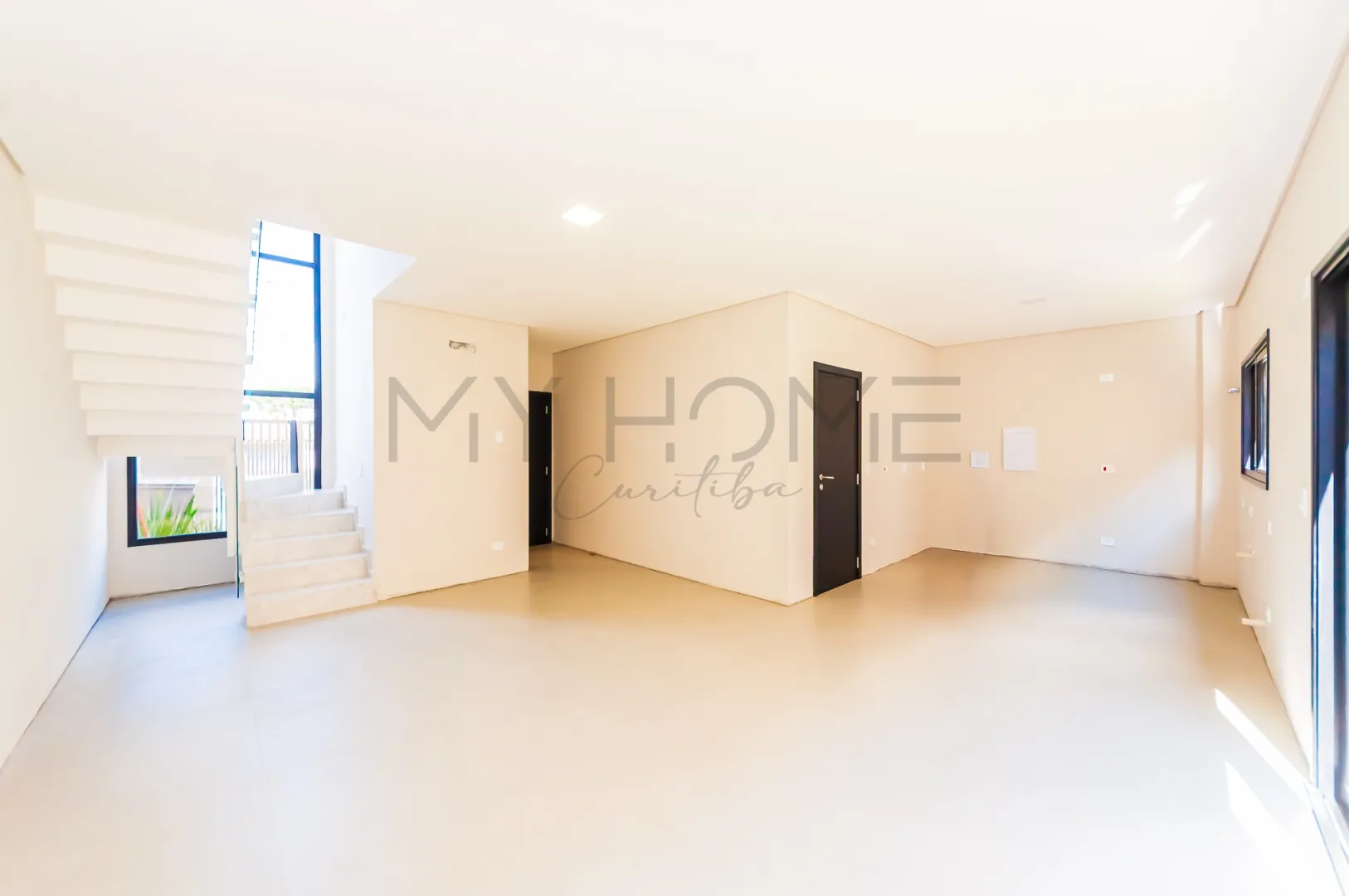 TRIPLEX COM 3 QUARTOS NO &Aacute;GUA VERDE, TERRA&Ccedil;O COM INFRA PARA JACUZZI Rua José Kloss Curitiba - 