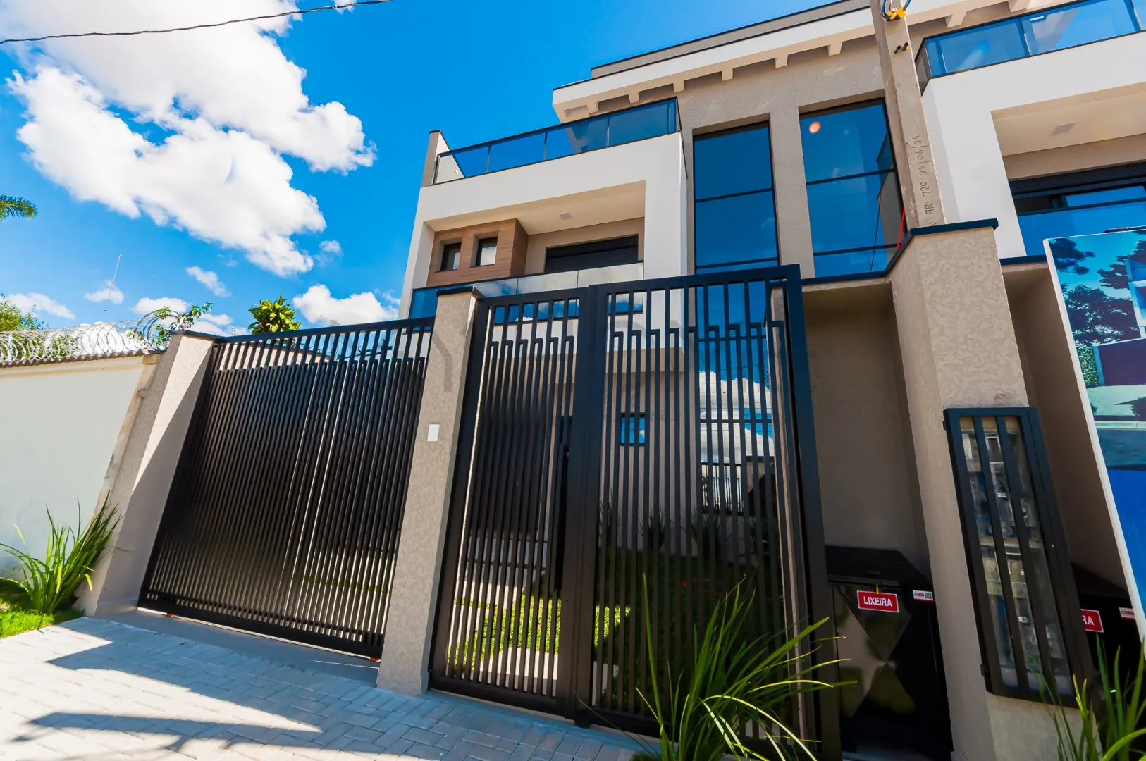 TRIPLEX COM 3 QUARTOS NO &Aacute;GUA VERDE, TERRA&Ccedil;O COM INFRA PARA JACUZZI Rua José Kloss Curitiba - 