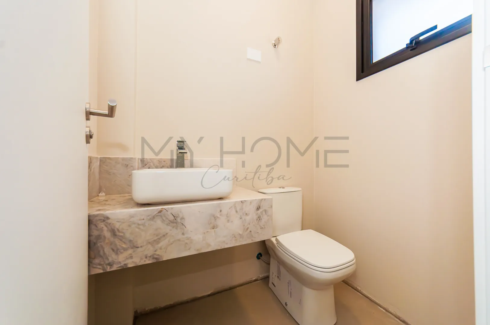 TRIPLEX COM 3 QUARTOS NO &Aacute;GUA VERDE, TERRA&Ccedil;O COM INFRA PARA JACUZZI Rua José Kloss Curitiba - 
