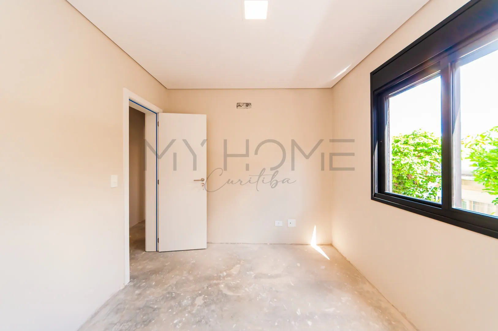 TRIPLEX COM 3 QUARTOS NO &Aacute;GUA VERDE, TERRA&Ccedil;O COM INFRA PARA JACUZZI Rua José Kloss Curitiba - 