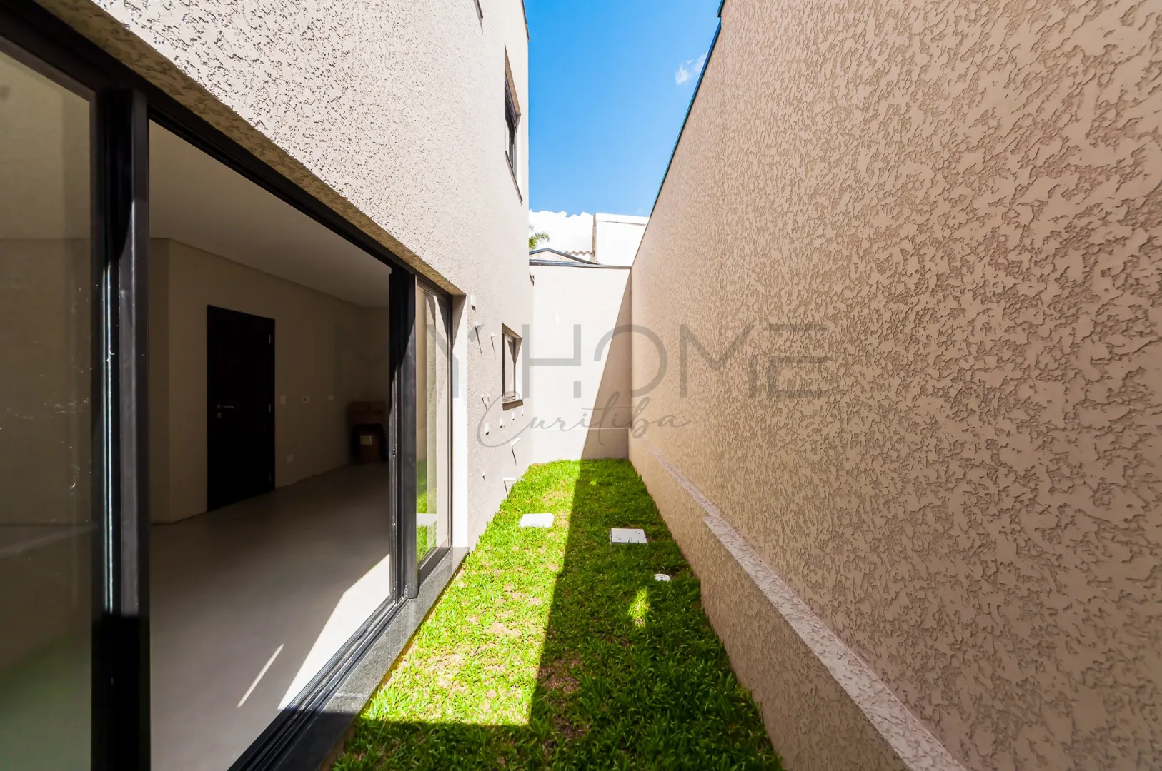 TRIPLEX COM 3 QUARTOS NO &Aacute;GUA VERDE, TERRA&Ccedil;O COM INFRA PARA JACUZZI Rua José Kloss Curitiba - 