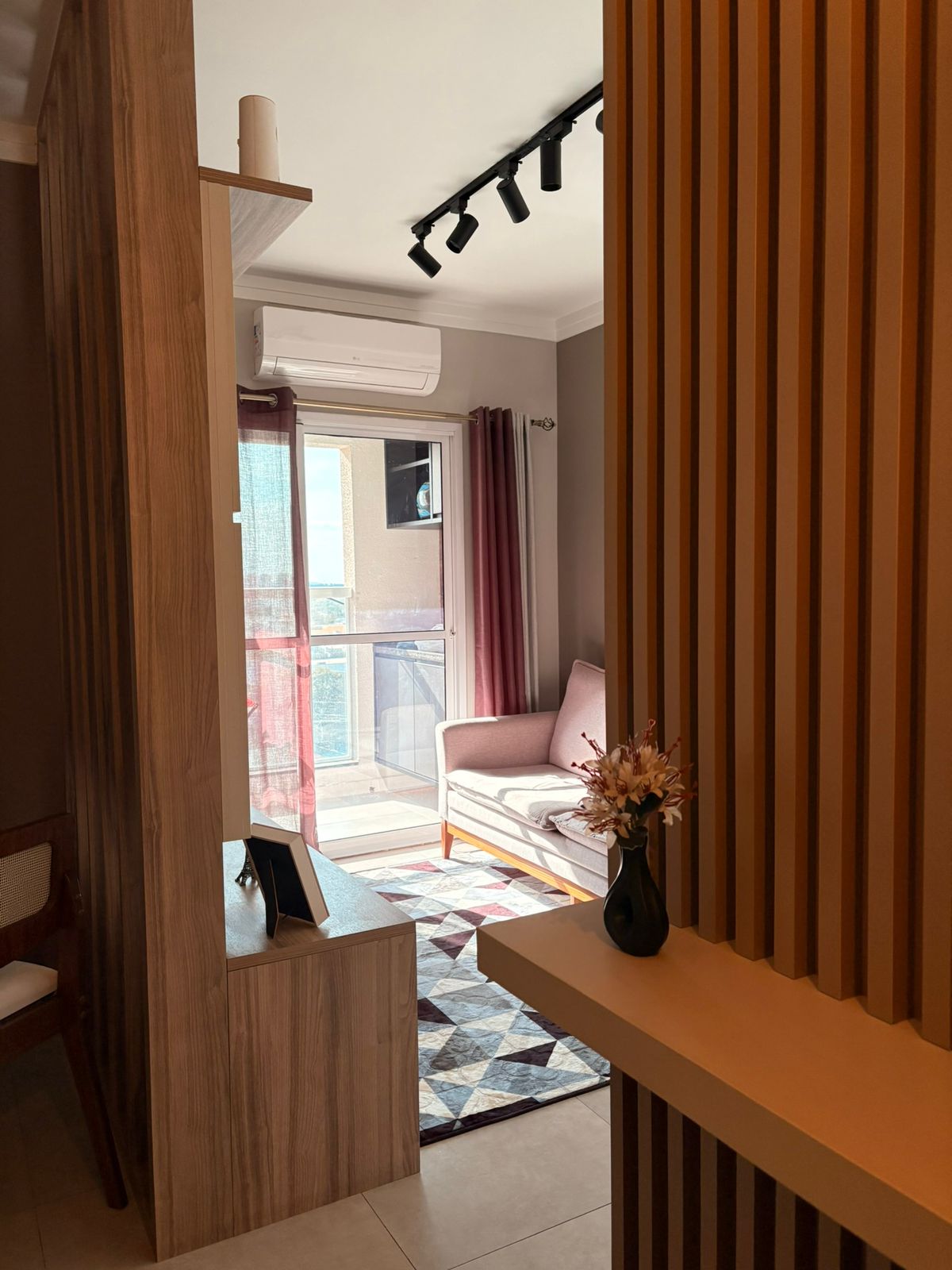 Apartamento Mobiliado com m&oacute;veis de qualidade Ar-condicionado(sala e quarto)porcelanato Rua Antônio Augusto do Amaral cussiol  Sorocaba - 