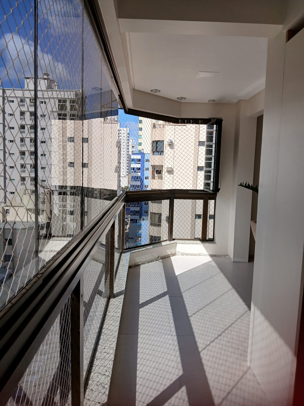 RESIDENCIAL PEDRAS BRANCAS | A 250m do Mar | 3 Dormit&oacute;rios (1 Su&iacute;te), Mobiliado Rua 278 Itapema - 