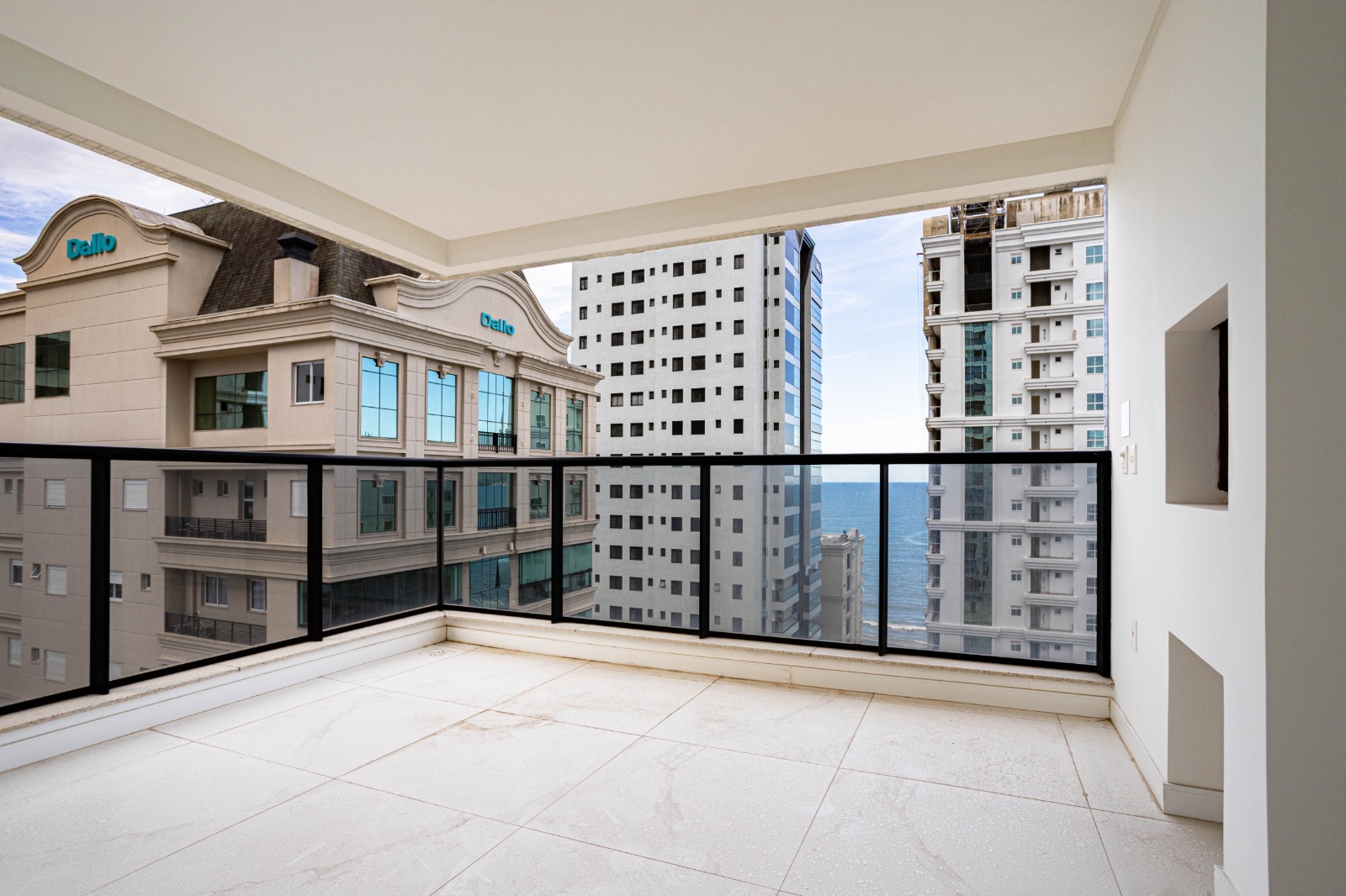 RESIDENCIAL AQCUA BLUE | Vista Mar com Heliponto | 4 Su&iacute;tes, 3 Vagas e Lazer Completo Rua 269 Itapema - 