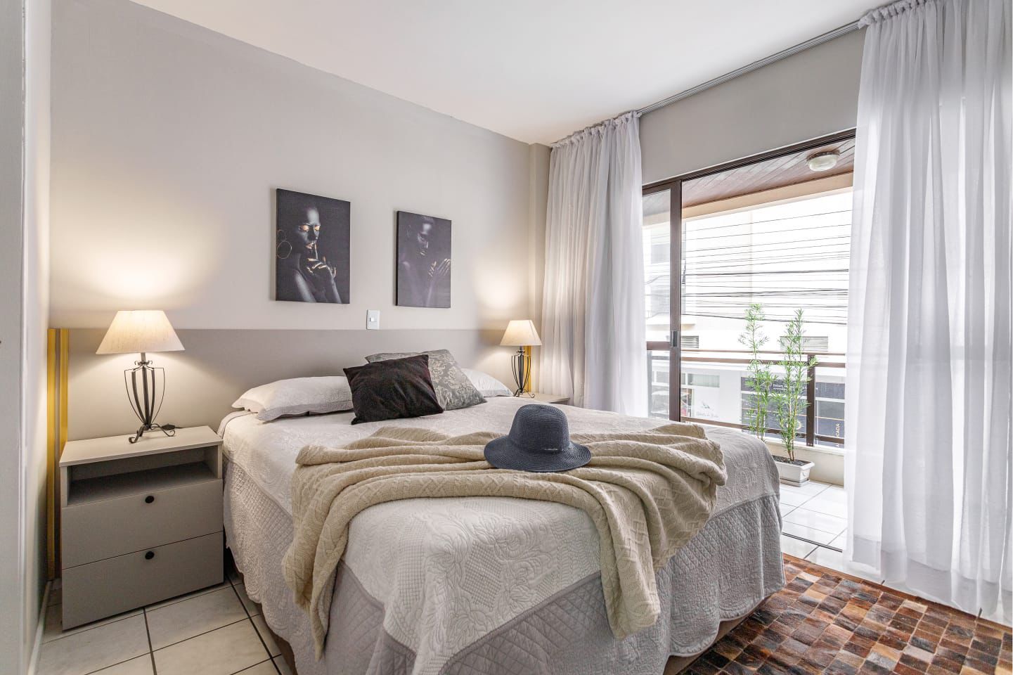 RESIDENCIAL ROSA M&Iacute;STICA | A 200m do Mar em Meia Praia | 2 Su&iacute;tes, mobiliado e decorado Rua 228 Itapema - 