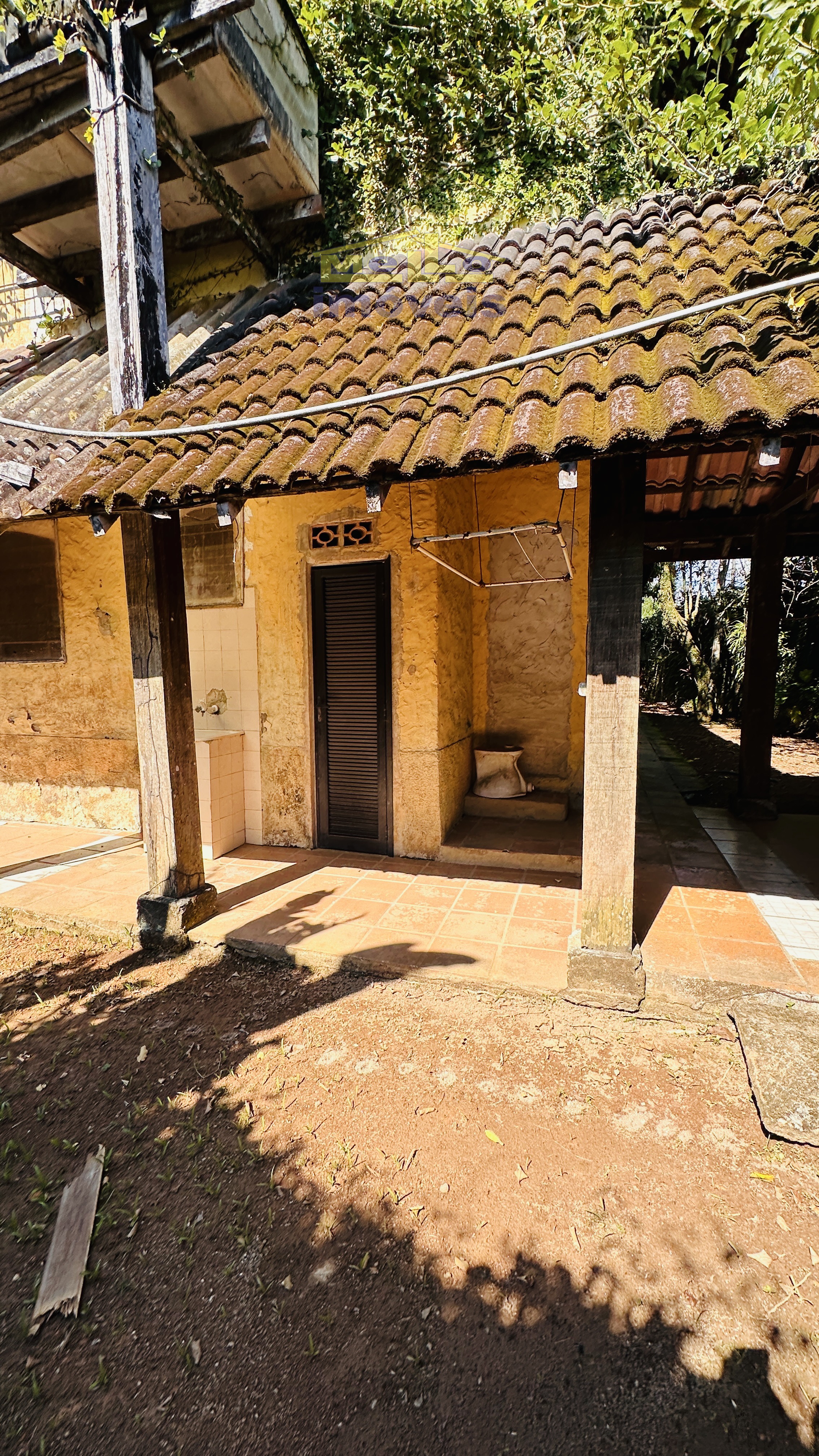 OPORTUNIDADE A 800M DA PRAIA &ndash; CASA R&Uacute;STICA EM TERRENO DE ESQUINA Rua Francisco Scarpa São Sebastião - 