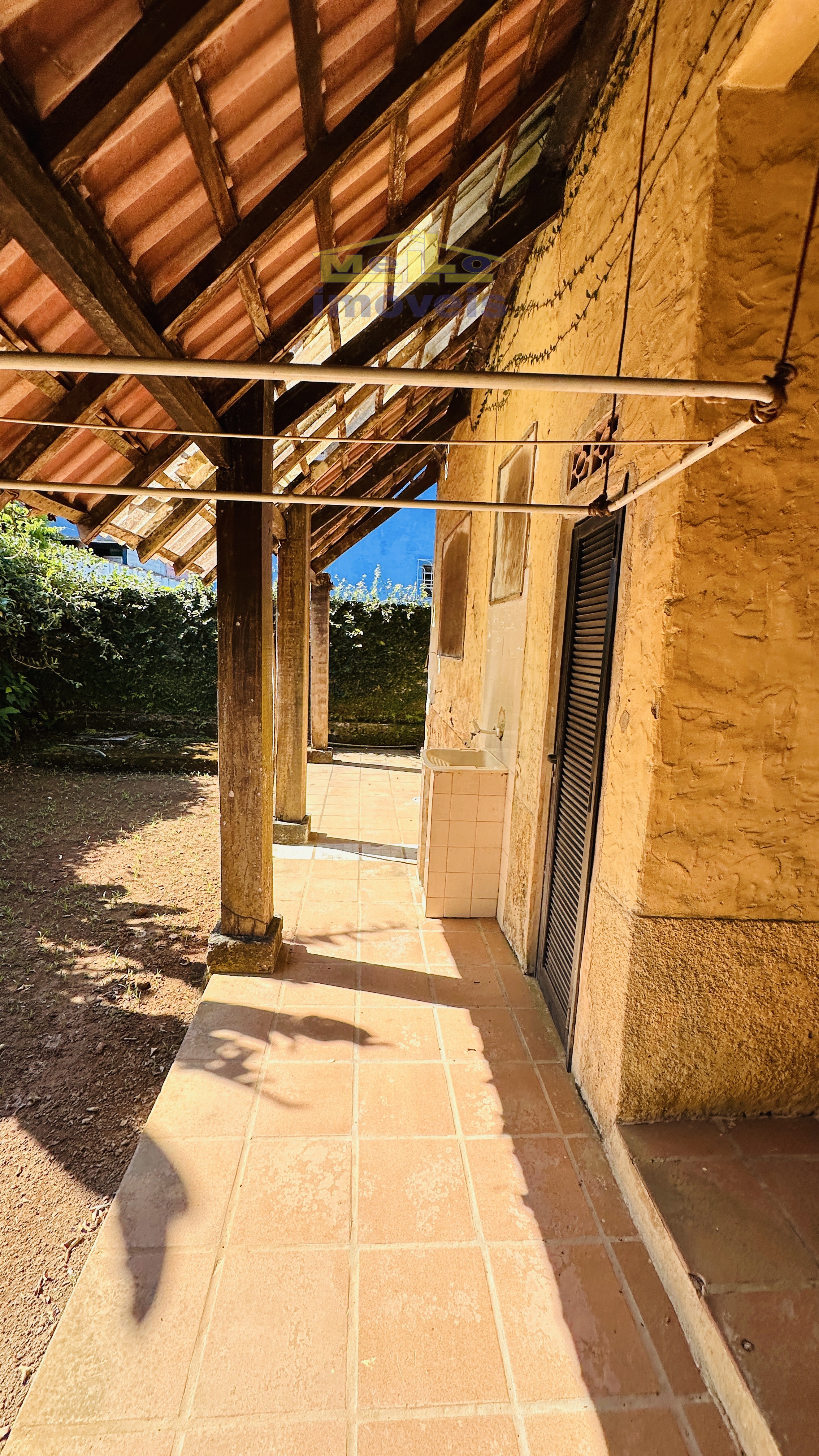 OPORTUNIDADE A 800M DA PRAIA &ndash; CASA R&Uacute;STICA EM TERRENO DE ESQUINA Rua Francisco Scarpa São Sebastião - 