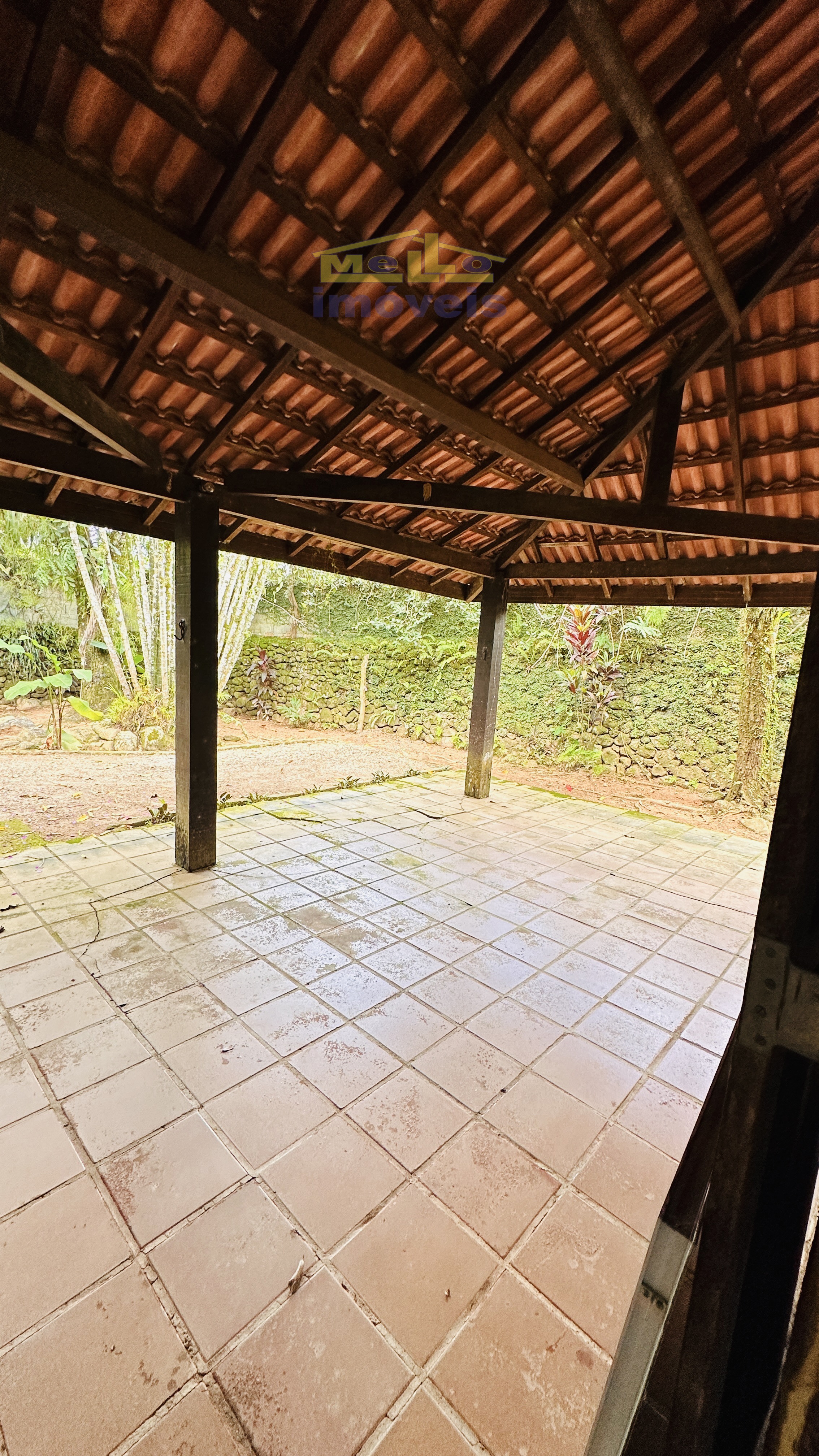 OPORTUNIDADE A 800M DA PRAIA &ndash; CASA R&Uacute;STICA EM TERRENO DE ESQUINA Rua Francisco Scarpa São Sebastião - 