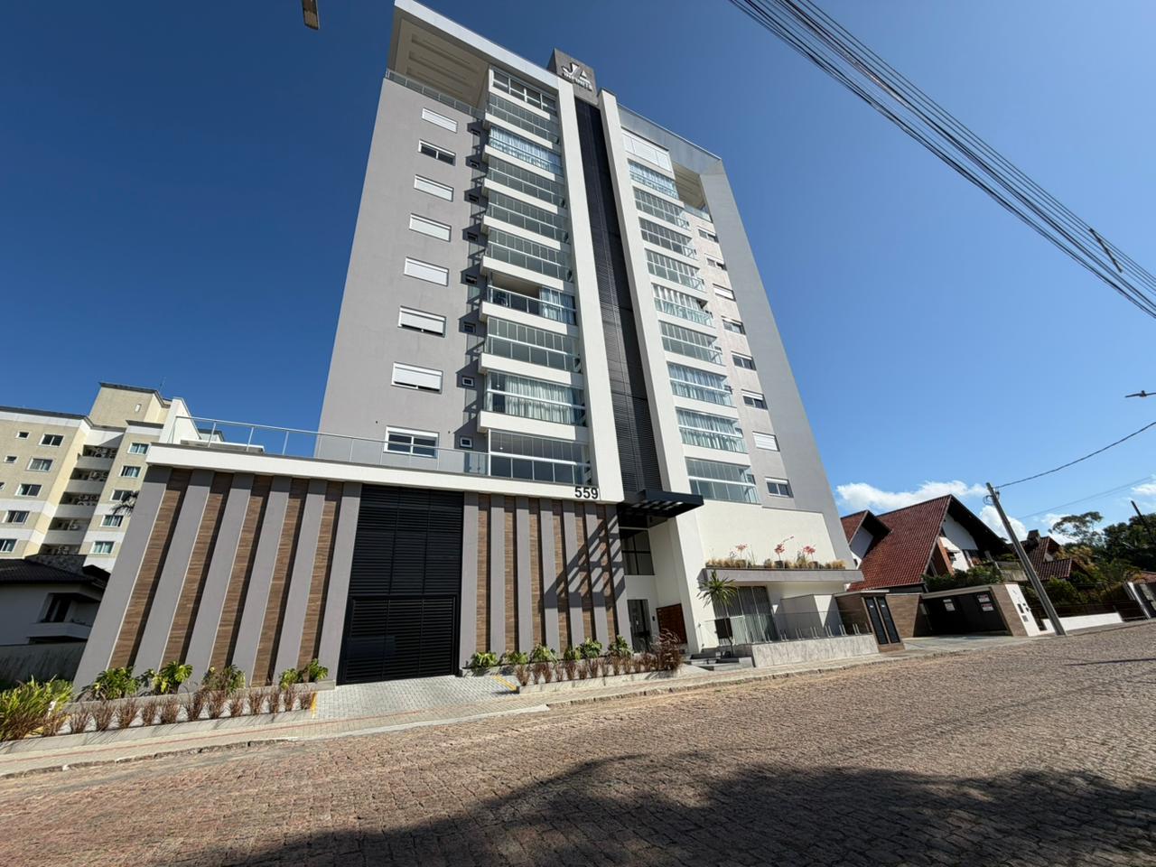 Apartamento novo com 3 su&iacute;tes,  Timb&oacute;, Centro, 2 vagas de garagem!  Timbó - 