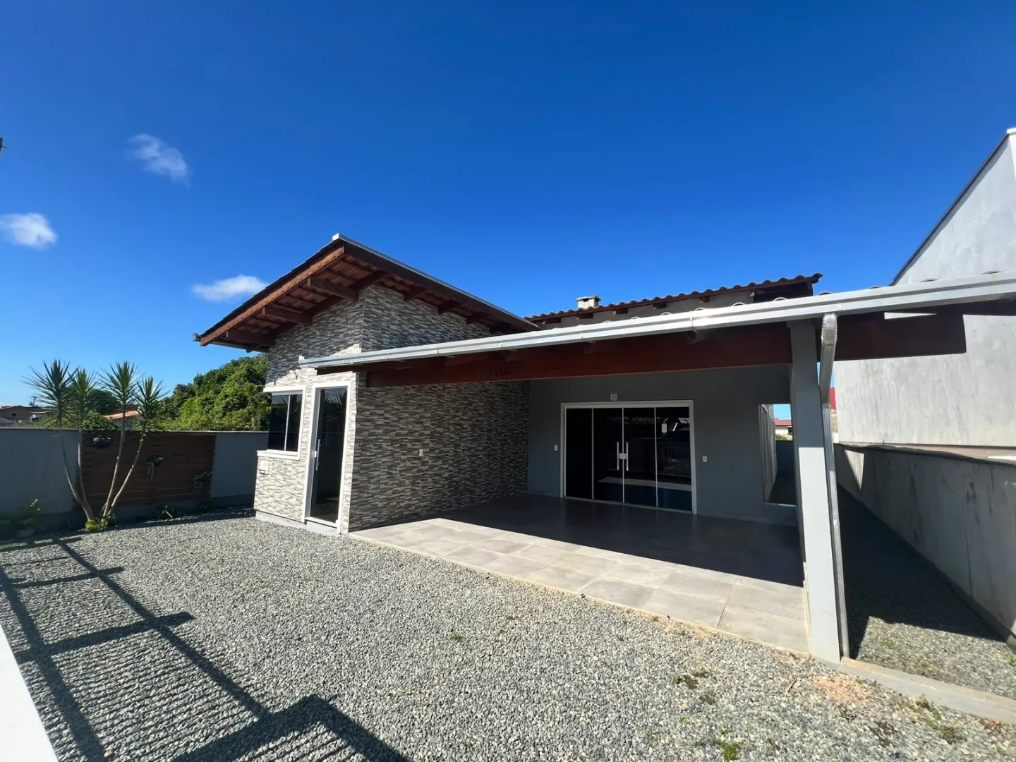 CASA ALTO PADRÃO EM ITAJUBÁ Á 800 METROS DO MAR