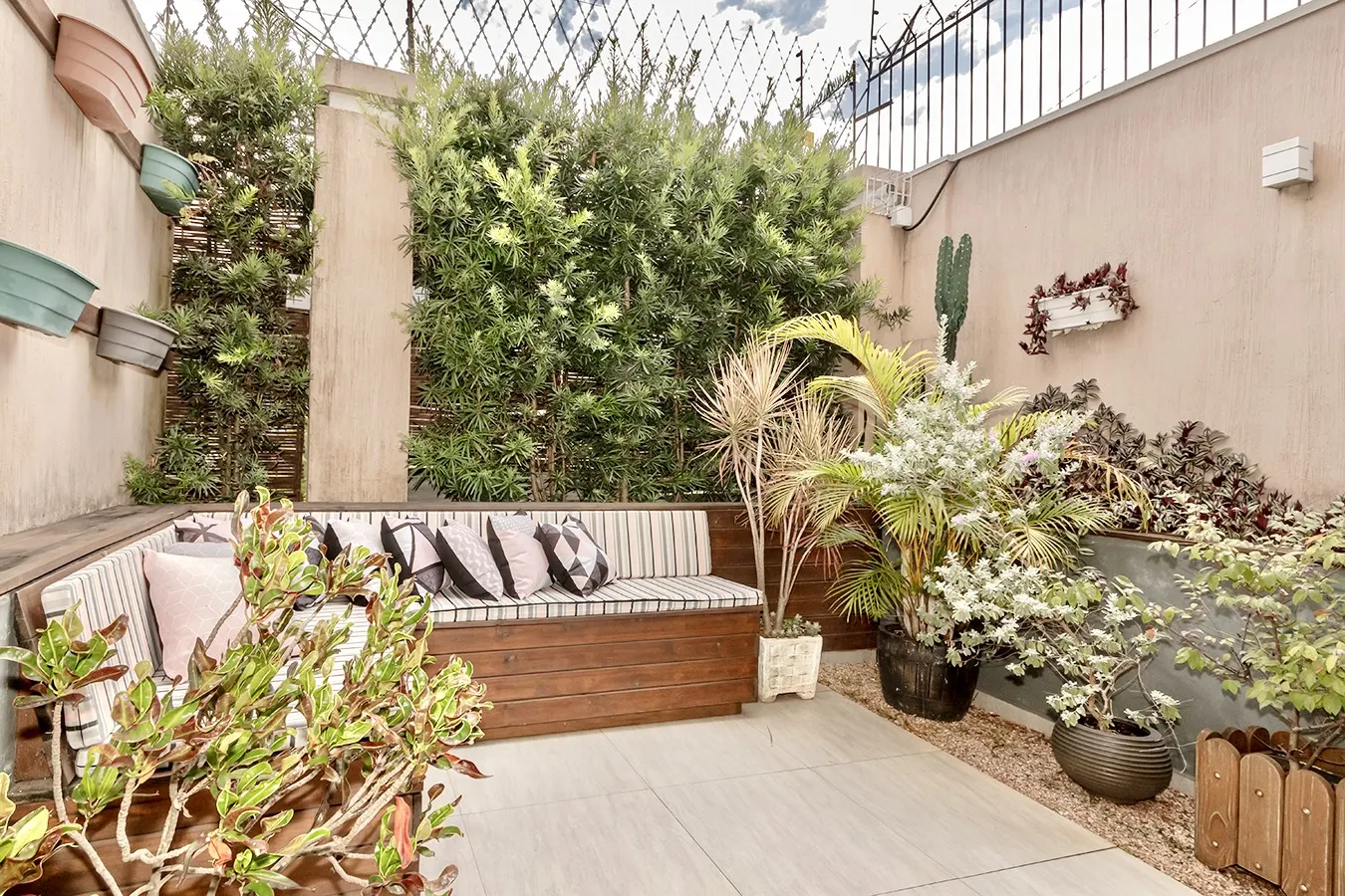 R$ 419.000 - LINDA E ACONCHEGANTE - CASA EM CONDOM&Iacute;NIO - 97M2 - 2 DORM - SU&Iacute;TE - 1 VAGA Rua Dea Coufal Porto Alegre - 