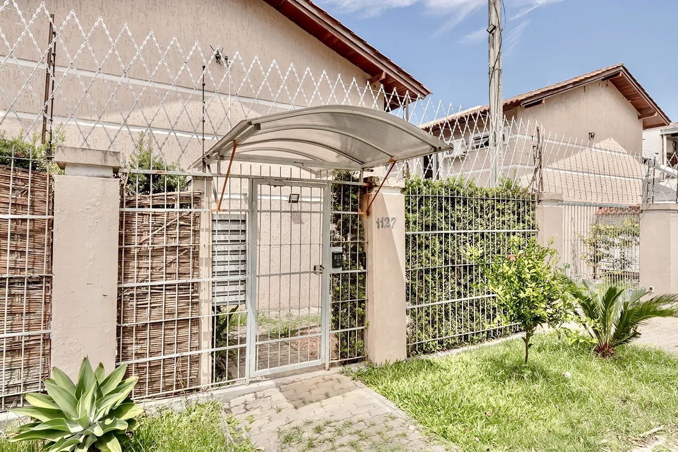 R$ 419.000 - LINDA E ACONCHEGANTE - CASA EM CONDOM&Iacute;NIO - 97M2 - 2 DORM - SU&Iacute;TE - 1 VAGA Rua Dea Coufal Porto Alegre - 