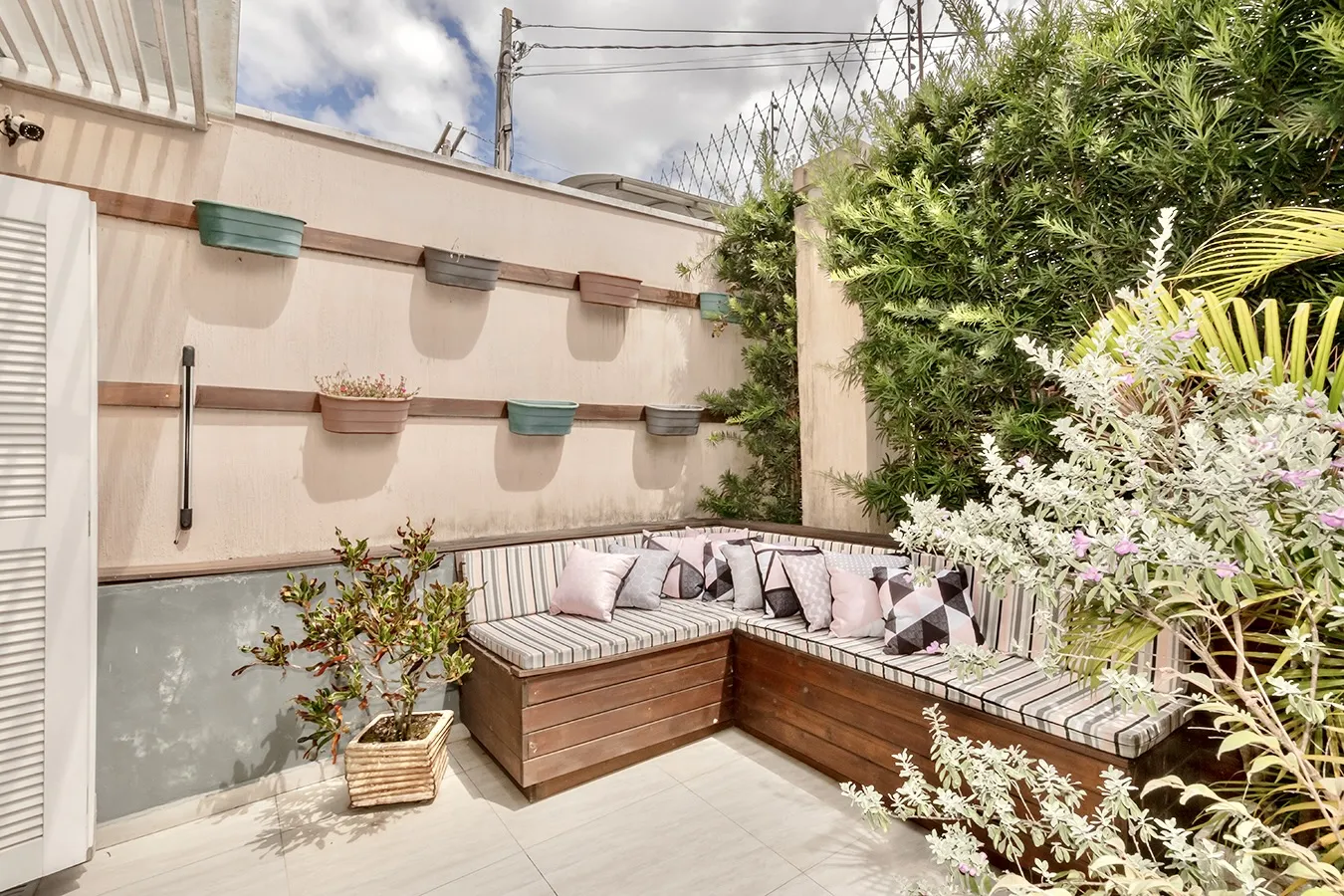 R$ 419.000 - LINDA E ACONCHEGANTE - CASA EM CONDOM&Iacute;NIO - 97M2 - 2 DORM - SU&Iacute;TE - 1 VAGA Rua Dea Coufal Porto Alegre - 