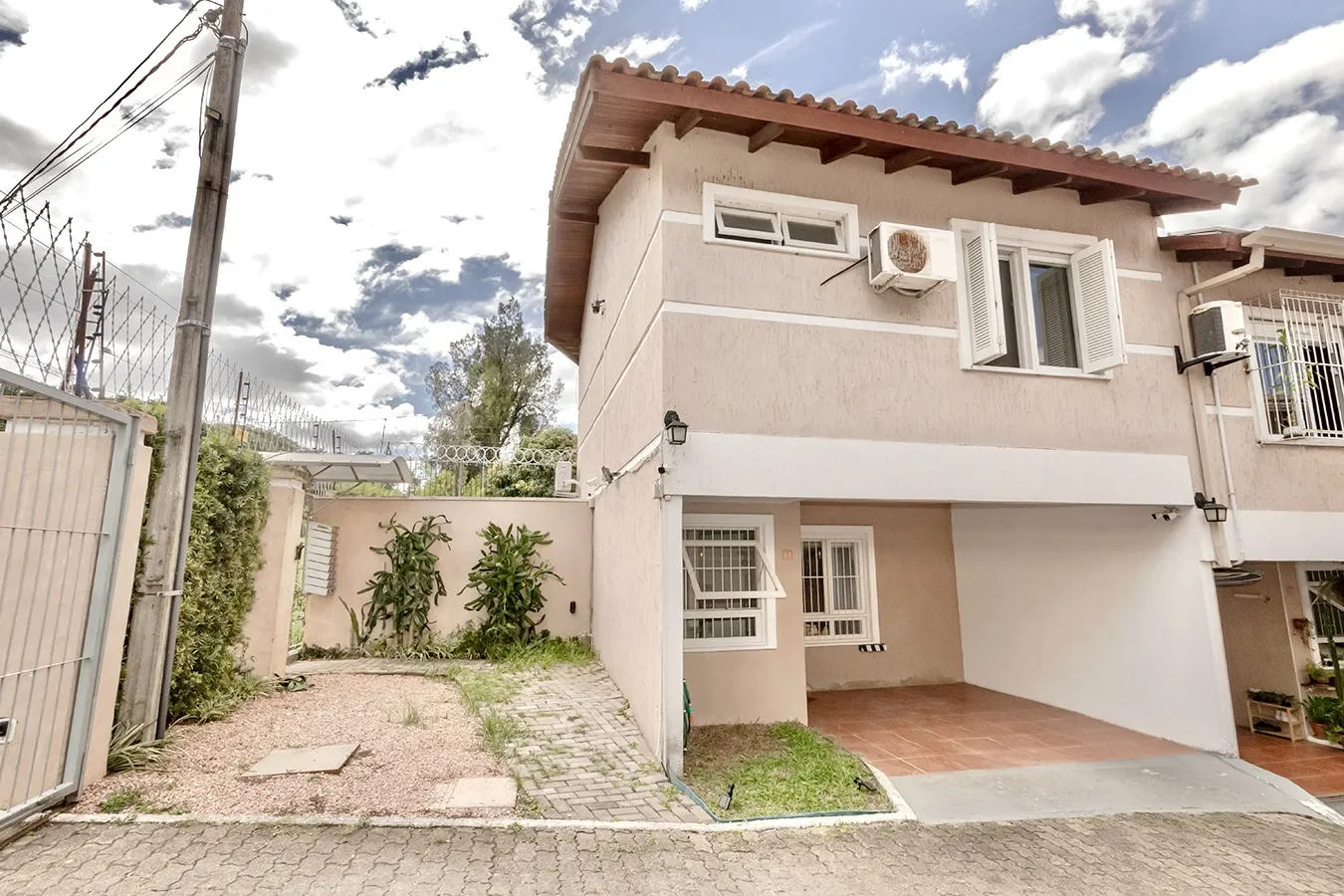 R$ 419.000 - LINDA E ACONCHEGANTE - CASA EM CONDOM&Iacute;NIO - 97M2 - 2 DORM - SU&Iacute;TE - 1 VAGA Rua Dea Coufal Porto Alegre - 