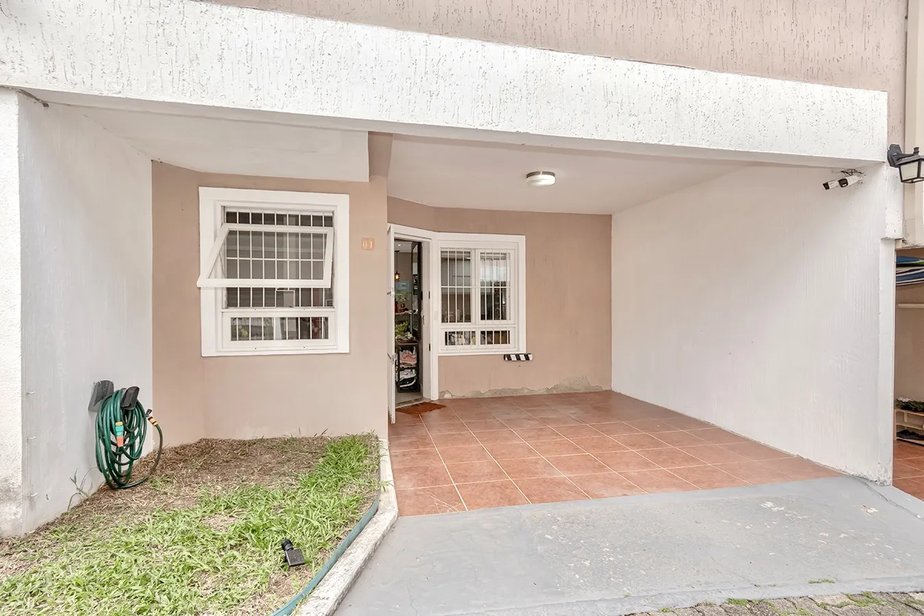 R$ 419.000 - LINDA E ACONCHEGANTE - CASA EM CONDOM&Iacute;NIO - 97M2 - 2 DORM - SU&Iacute;TE - 1 VAGA Rua Dea Coufal Porto Alegre - 