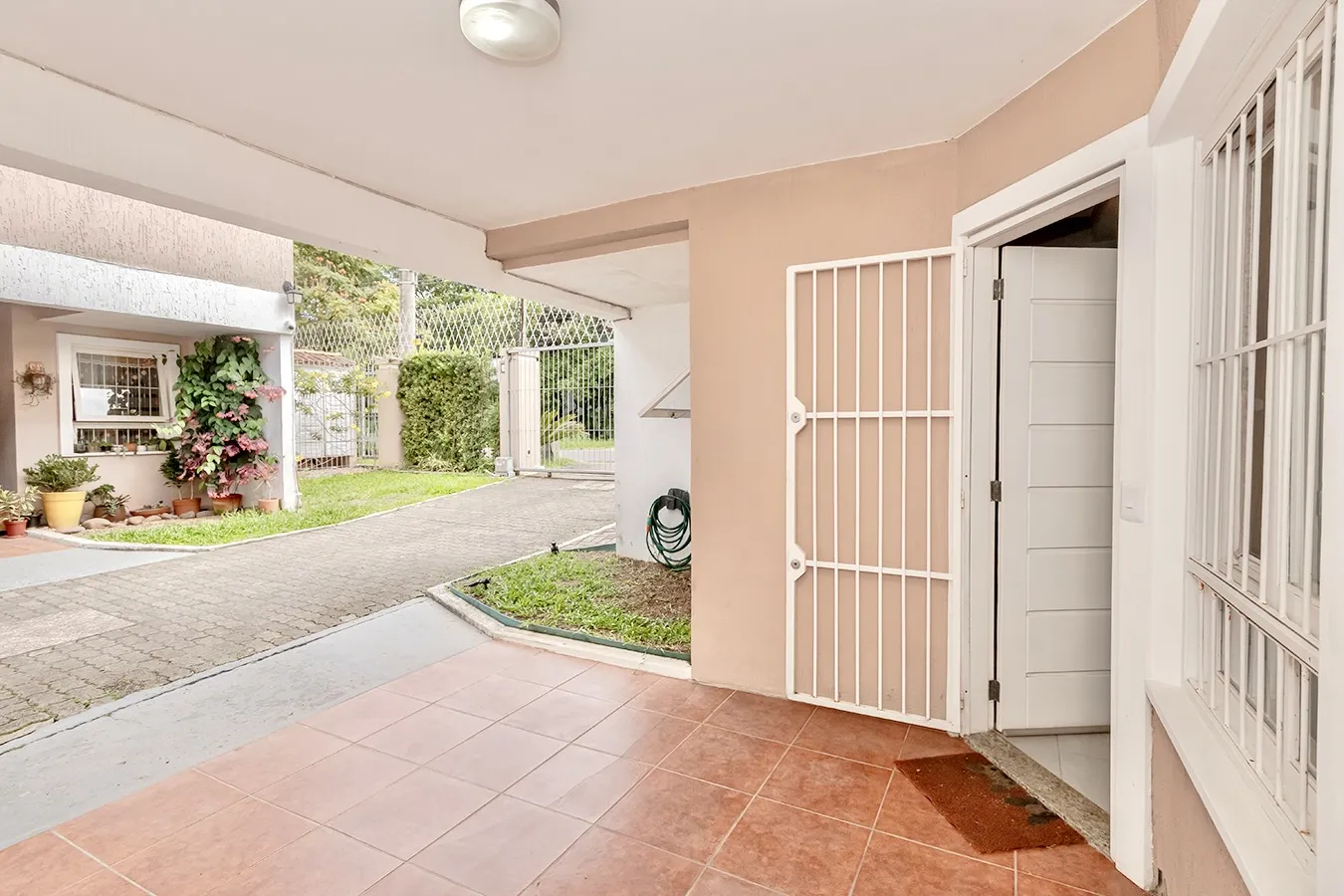 R$ 419.000 - LINDA E ACONCHEGANTE - CASA EM CONDOM&Iacute;NIO - 97M2 - 2 DORM - SU&Iacute;TE - 1 VAGA Rua Dea Coufal Porto Alegre - 