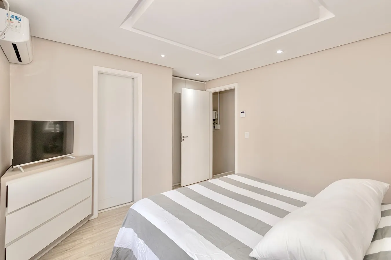 R$ 419.000 - LINDA E ACONCHEGANTE - CASA EM CONDOM&Iacute;NIO - 97M2 - 2 DORM - SU&Iacute;TE - 1 VAGA Rua Dea Coufal Porto Alegre - 