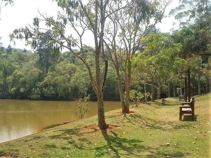 Linda e luxuosa casa com 300m&sup2;, cercada  pela &aacute;rea de preserva&ccedil;&atilde;o do Parque das Artes! Avenida Monteiro Lobato - Jardim Indaiá  Embu das Artes - 