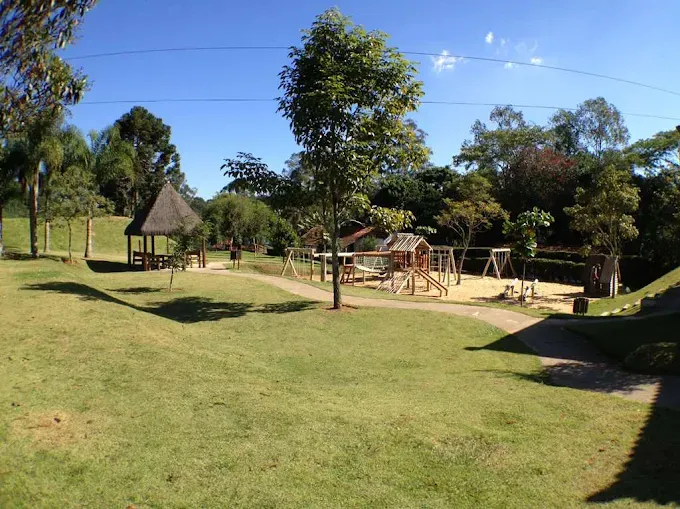 Linda e luxuosa casa com 300m&sup2;, cercada  pela &aacute;rea de preserva&ccedil;&atilde;o do Parque das Artes! Avenida Monteiro Lobato - Jardim Indaiá  Embu das Artes - 