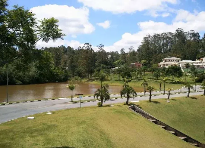 Linda e luxuosa casa com 300m&sup2;, cercada  pela &aacute;rea de preserva&ccedil;&atilde;o do Parque das Artes! Avenida Monteiro Lobato - Jardim Indaiá  Embu das Artes - 