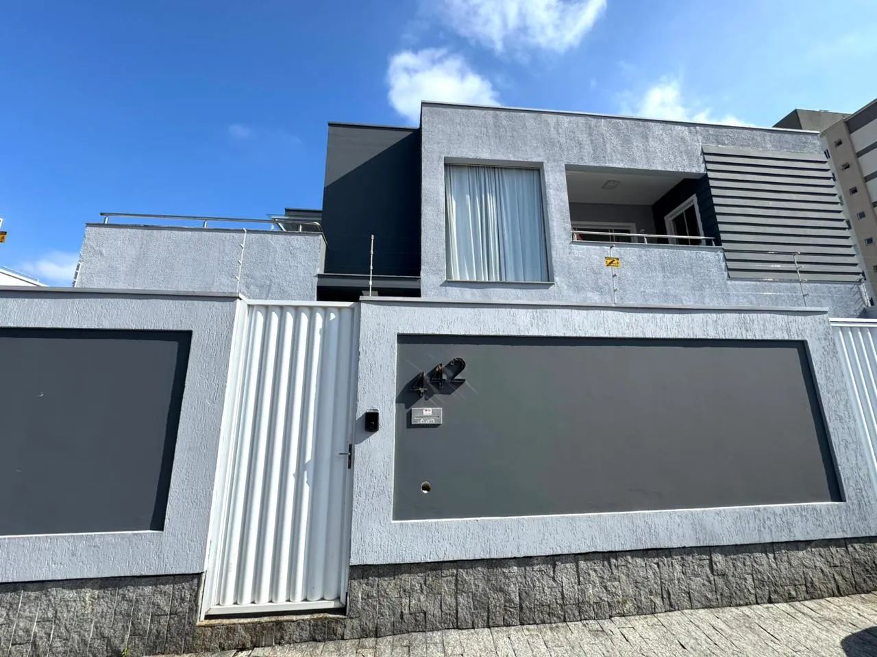 Refúgio de Conforto e Lazer: Ampla Casa com Piscinas e 3 Quartos no Bairro São João