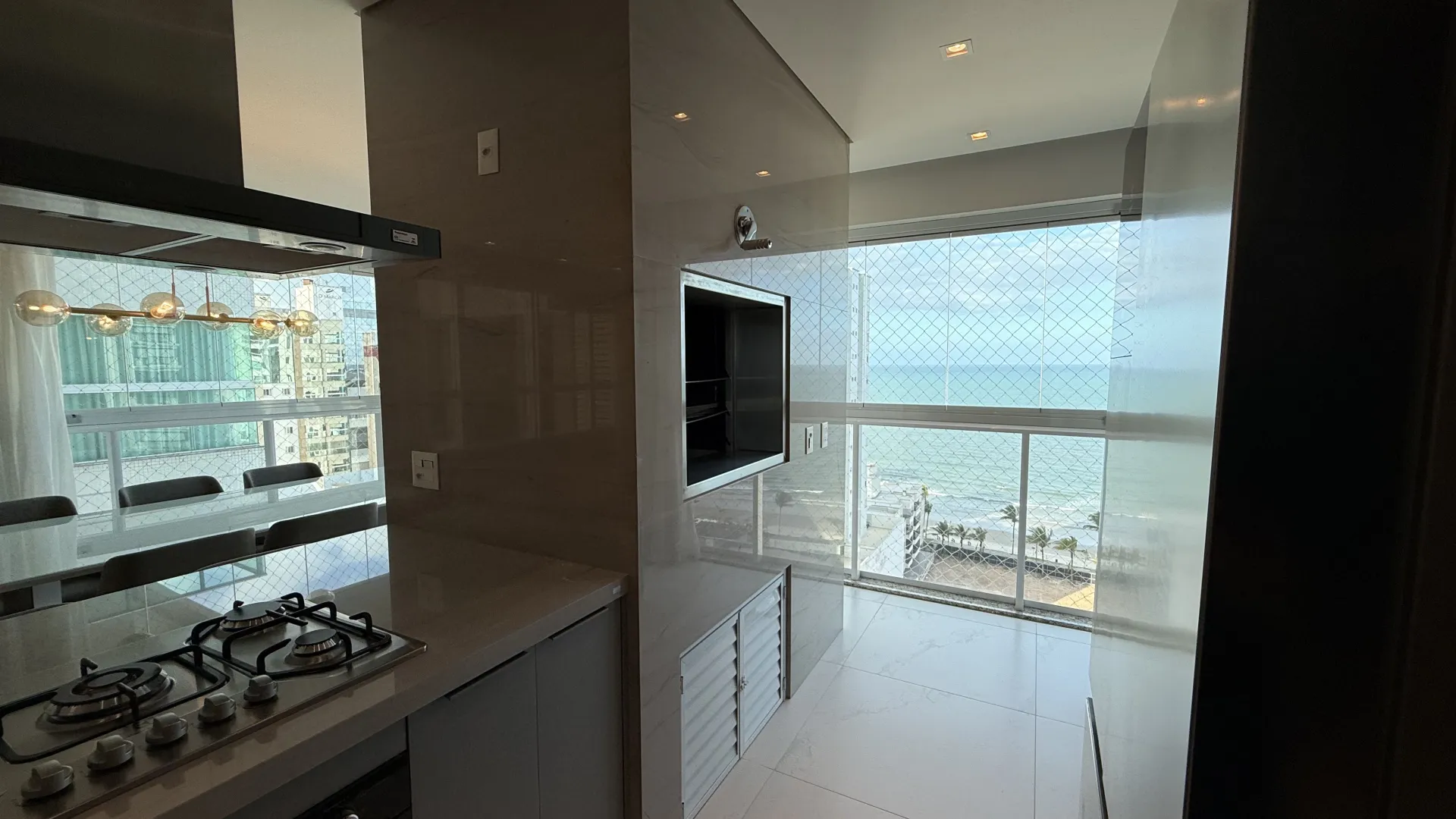 Luxo e Exclusividade na Meia Praia: Apartamento Mobiliado no Garden Square Residence