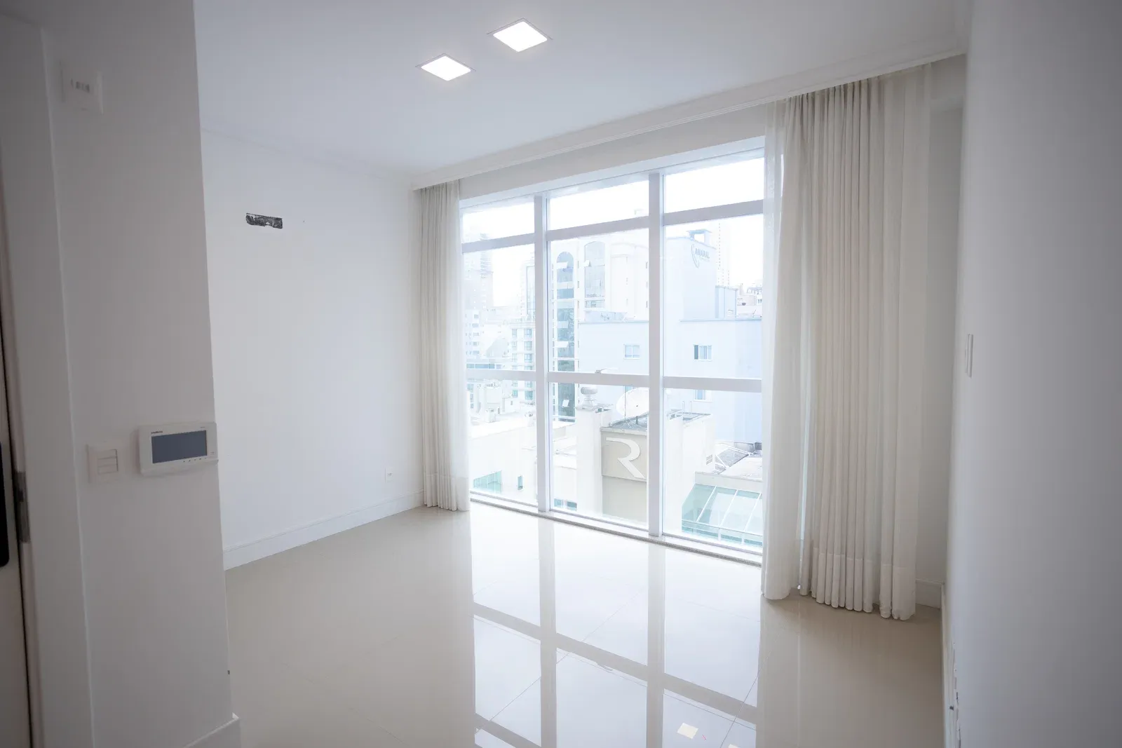 Edifício Magestic: Amplitude e Exclusividade na Meia Praia
