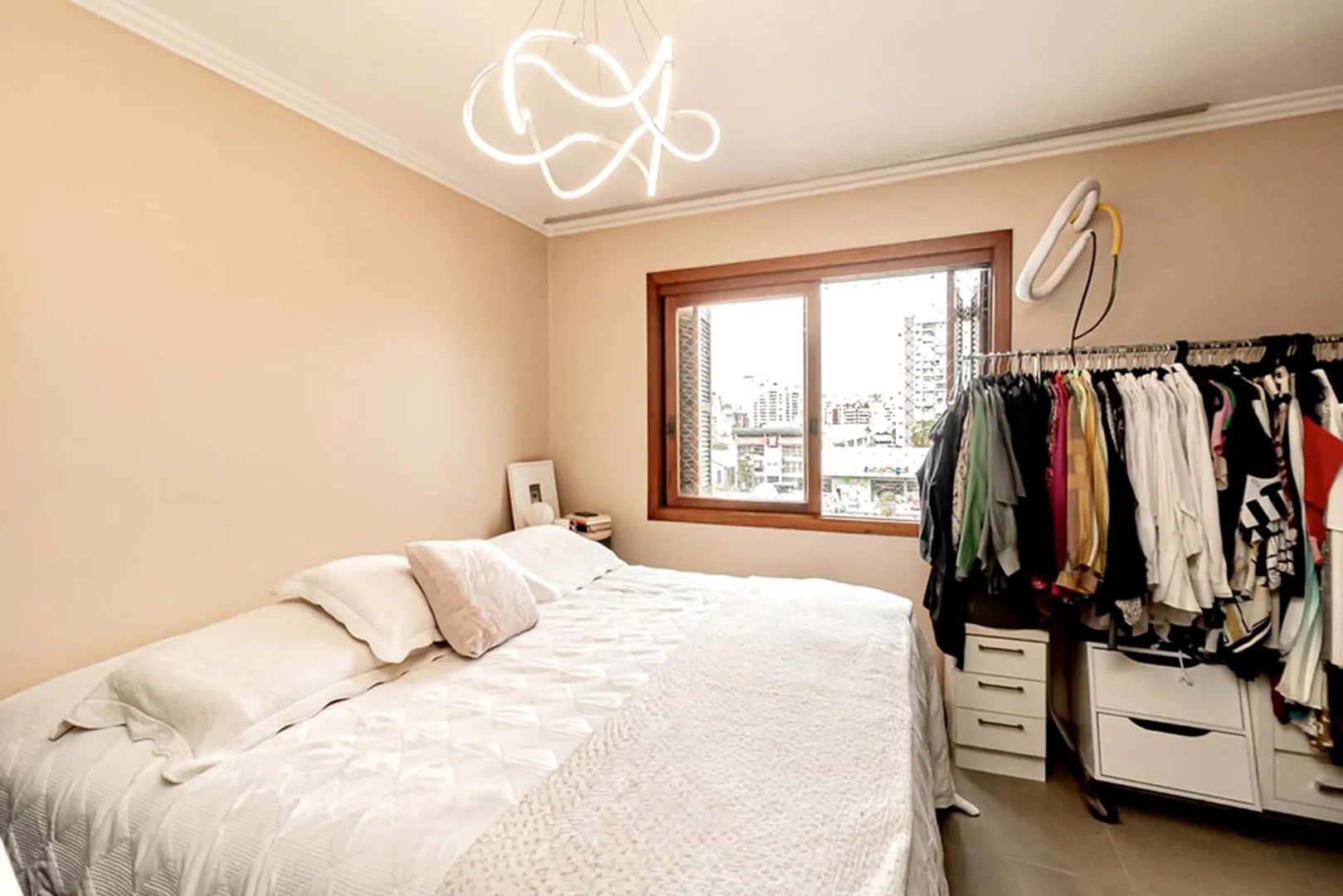 R$ 785.000 - IMPEC&Aacute;VEL APARTAMENTO - 96M2 - 3 DORM - SU&Iacute;TE - REFORMADO - 1 VAGA Rua Dezessete de Junho Porto Alegre - 