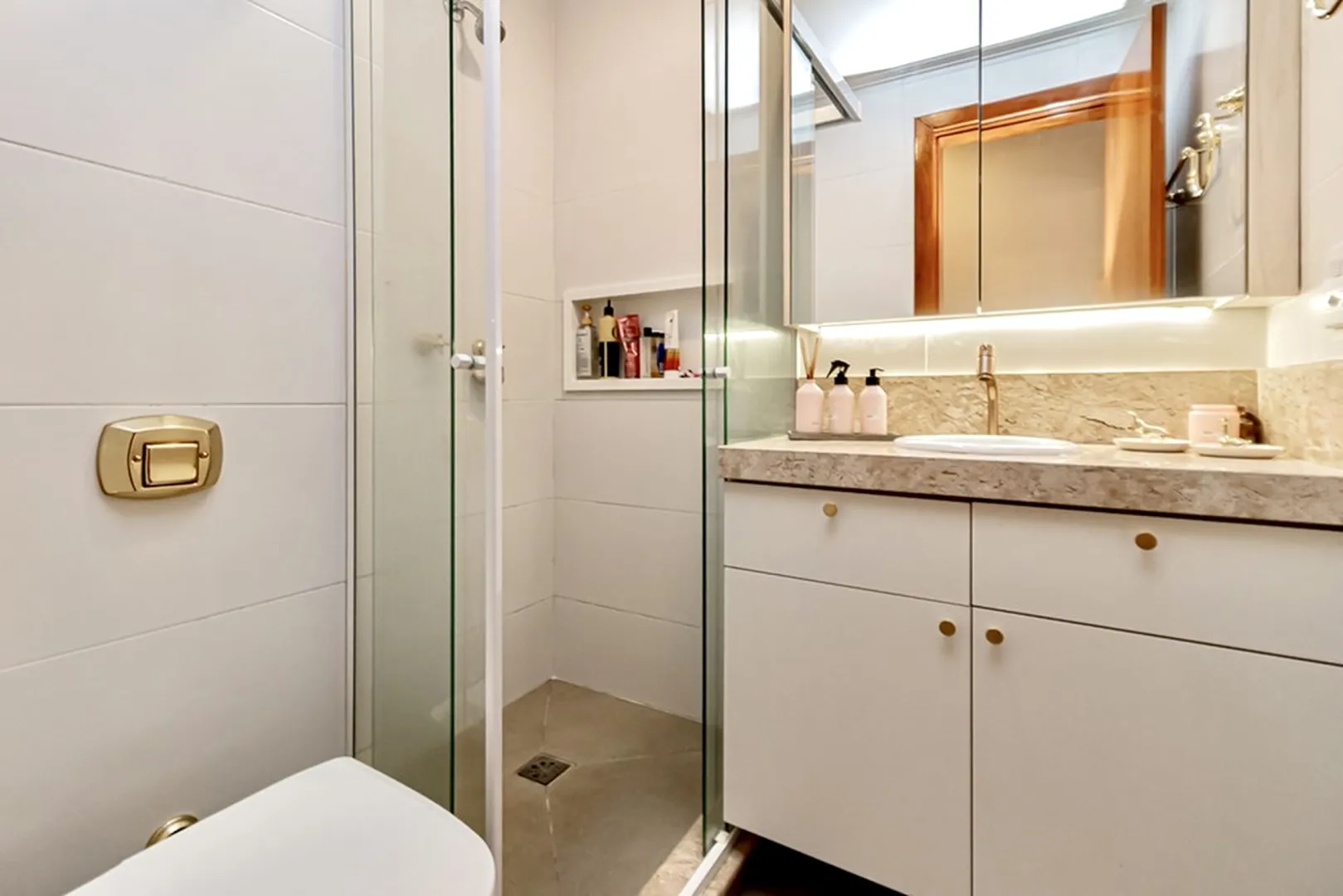 R$ 785.000 - IMPEC&Aacute;VEL APARTAMENTO - 96M2 - 3 DORM - SU&Iacute;TE - REFORMADO - 1 VAGA Rua Dezessete de Junho Porto Alegre - 