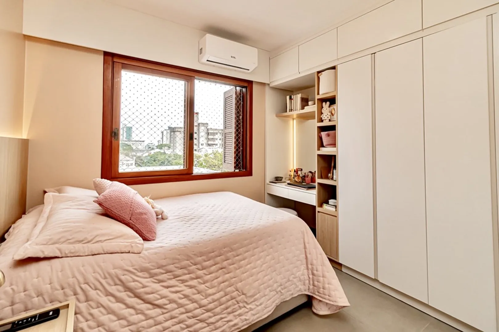 R$ 785.000 - IMPEC&Aacute;VEL APARTAMENTO - 96M2 - 3 DORM - SU&Iacute;TE - REFORMADO - 1 VAGA Rua Dezessete de Junho Porto Alegre - 