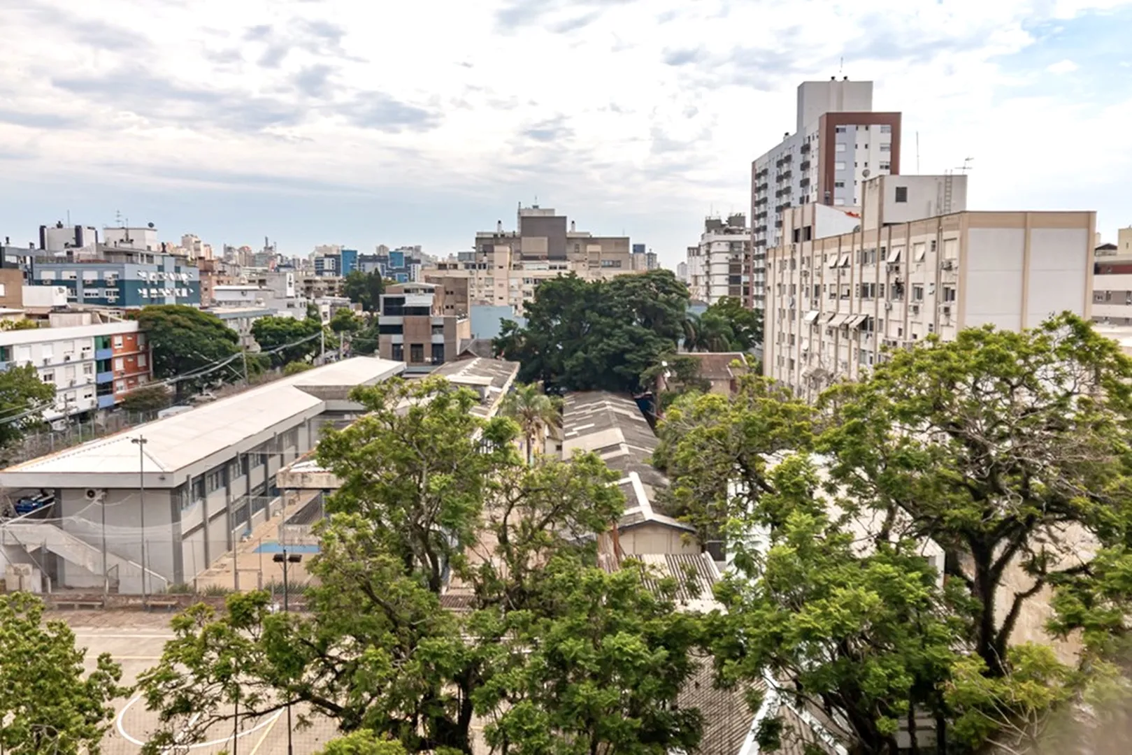 R$ 785.000 - IMPEC&Aacute;VEL APARTAMENTO - 96M2 - 3 DORM - SU&Iacute;TE - REFORMADO - 1 VAGA Rua Dezessete de Junho Porto Alegre - 