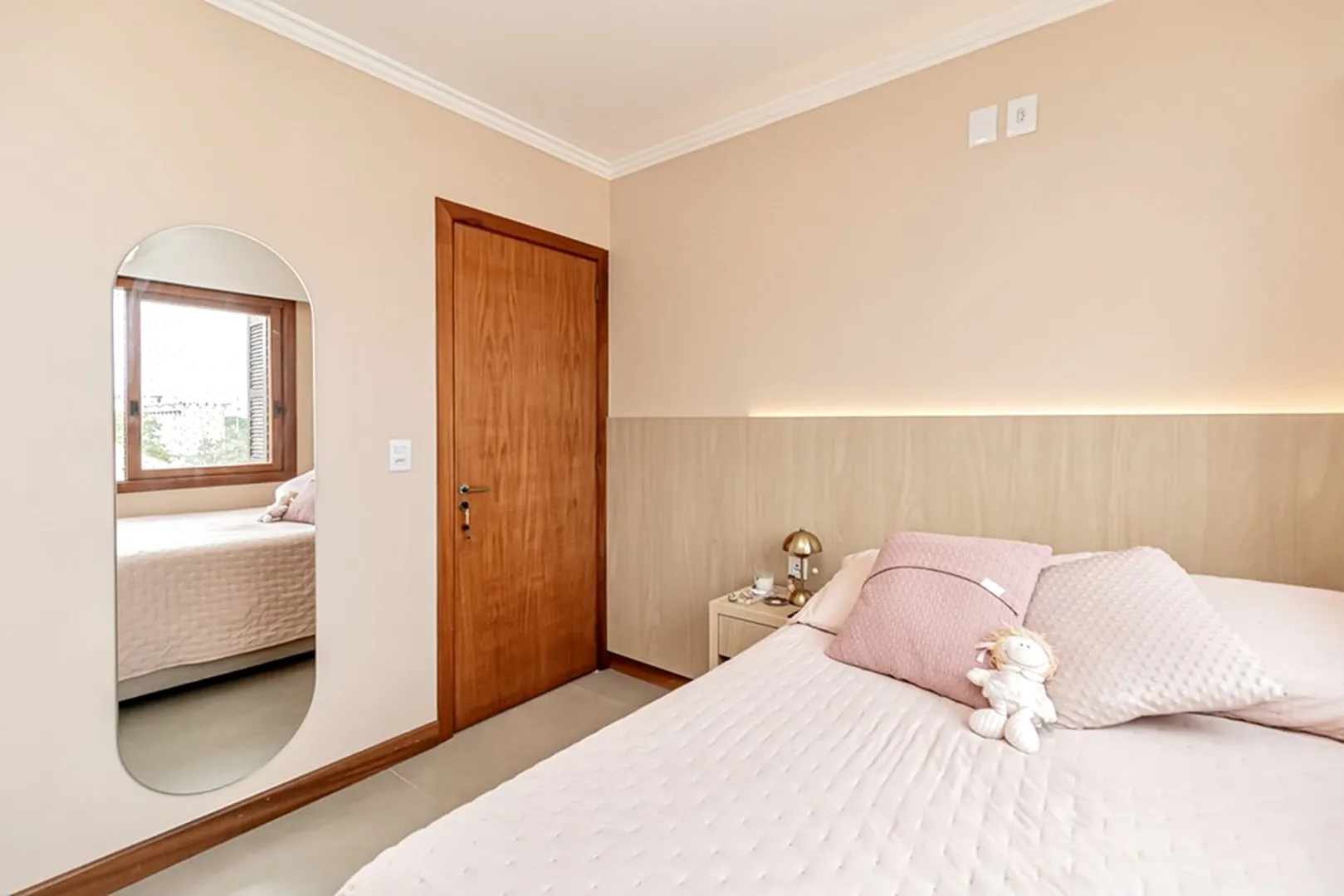 R$ 785.000 - IMPEC&Aacute;VEL APARTAMENTO - 96M2 - 3 DORM - SU&Iacute;TE - REFORMADO - 1 VAGA Rua Dezessete de Junho Porto Alegre - 