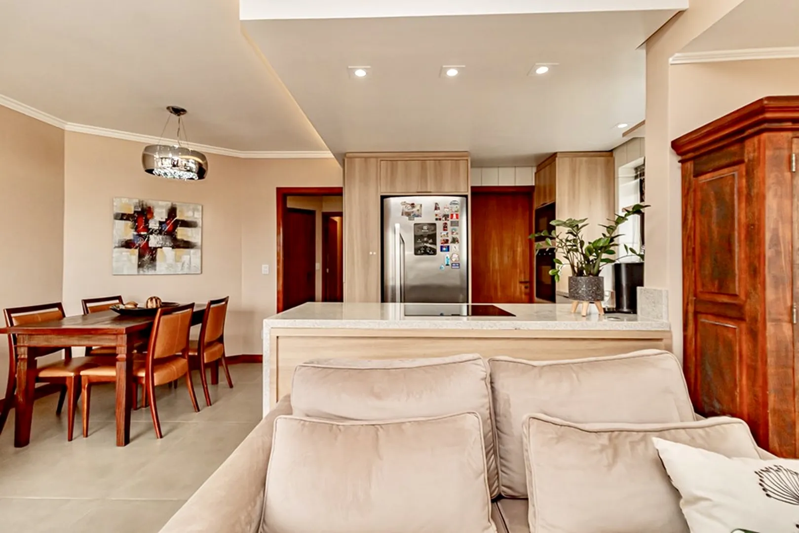 R$ 785.000 - IMPEC&Aacute;VEL APARTAMENTO - 96M2 - 3 DORM - SU&Iacute;TE - REFORMADO - 1 VAGA Rua Dezessete de Junho Porto Alegre - 