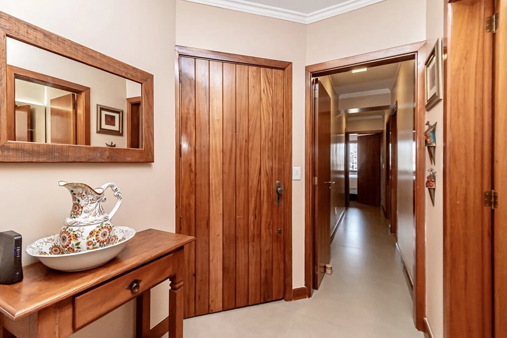 R$ 785.000 - IMPEC&Aacute;VEL APARTAMENTO - 96M2 - 3 DORM - SU&Iacute;TE - REFORMADO - 1 VAGA Rua Dezessete de Junho Porto Alegre - 