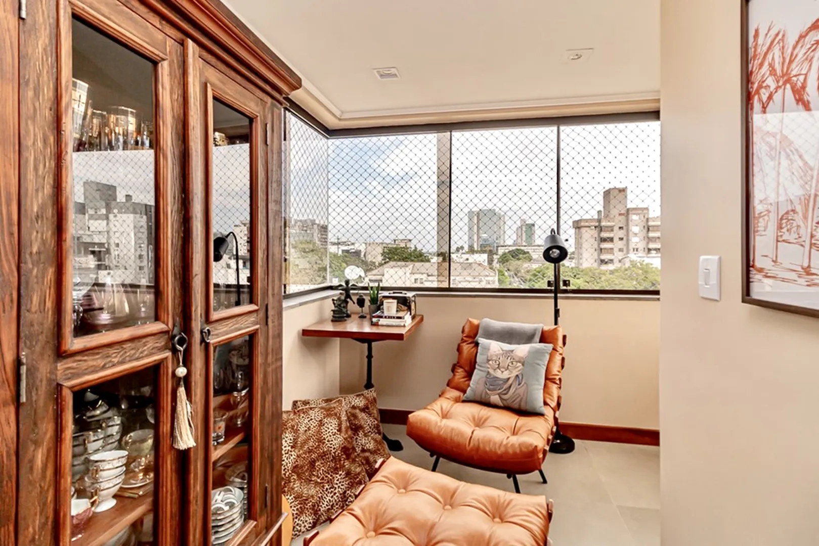 R$ 785.000 - IMPEC&Aacute;VEL APARTAMENTO - 96M2 - 3 DORM - SU&Iacute;TE - REFORMADO - 1 VAGA Rua Dezessete de Junho Porto Alegre - 