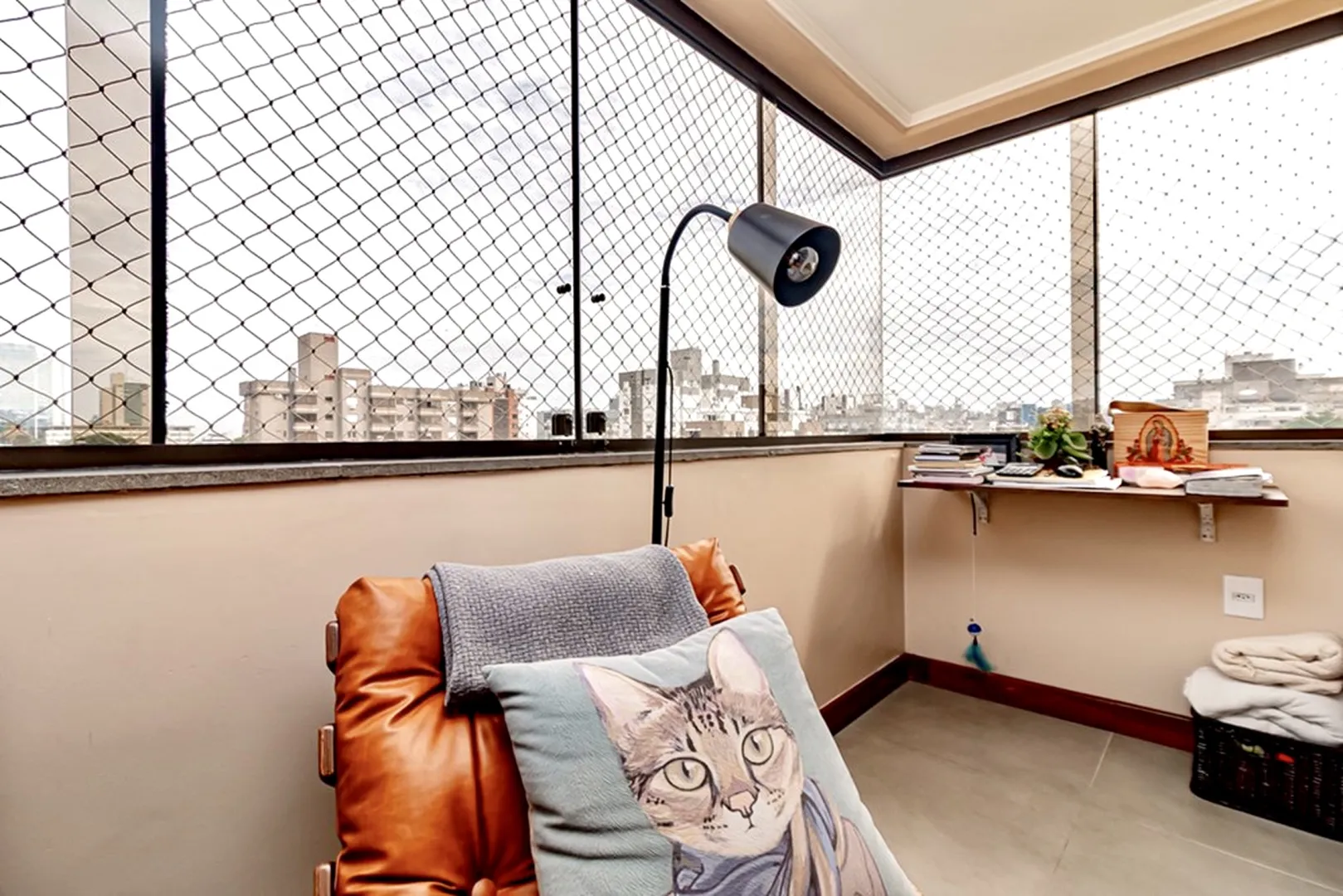 R$ 785.000 - IMPEC&Aacute;VEL APARTAMENTO - 96M2 - 3 DORM - SU&Iacute;TE - REFORMADO - 1 VAGA Rua Dezessete de Junho Porto Alegre - 