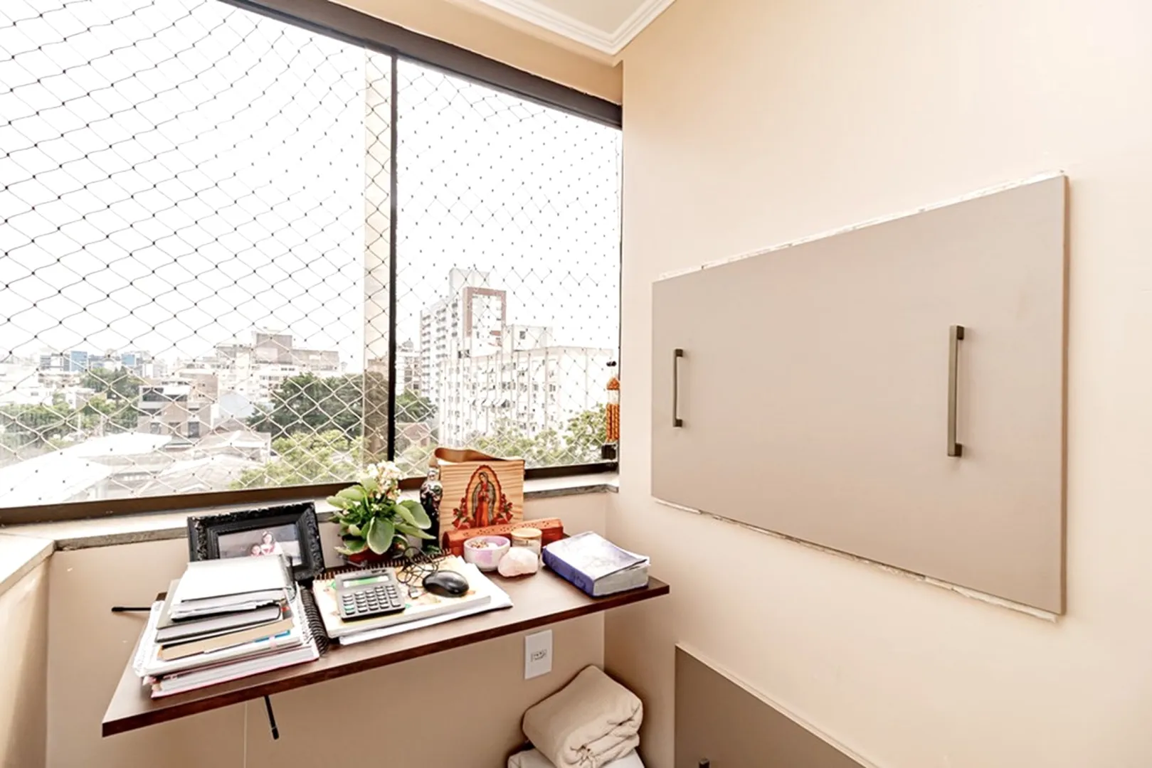 R$ 785.000 - IMPEC&Aacute;VEL APARTAMENTO - 96M2 - 3 DORM - SU&Iacute;TE - REFORMADO - 1 VAGA Rua Dezessete de Junho Porto Alegre - 