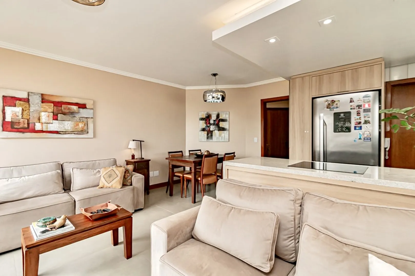 R$ 785.000 - IMPEC&Aacute;VEL APARTAMENTO - 96M2 - 3 DORM - SU&Iacute;TE - REFORMADO - 1 VAGA Rua Dezessete de Junho Porto Alegre - 