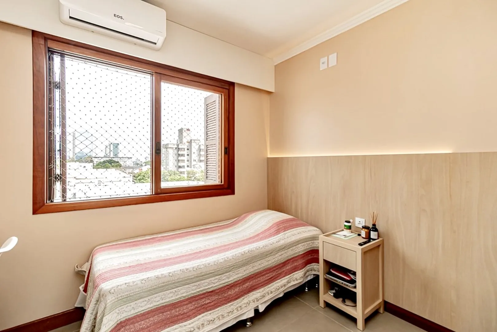 R$ 785.000 - IMPEC&Aacute;VEL APARTAMENTO - 96M2 - 3 DORM - SU&Iacute;TE - REFORMADO - 1 VAGA Rua Dezessete de Junho Porto Alegre - 